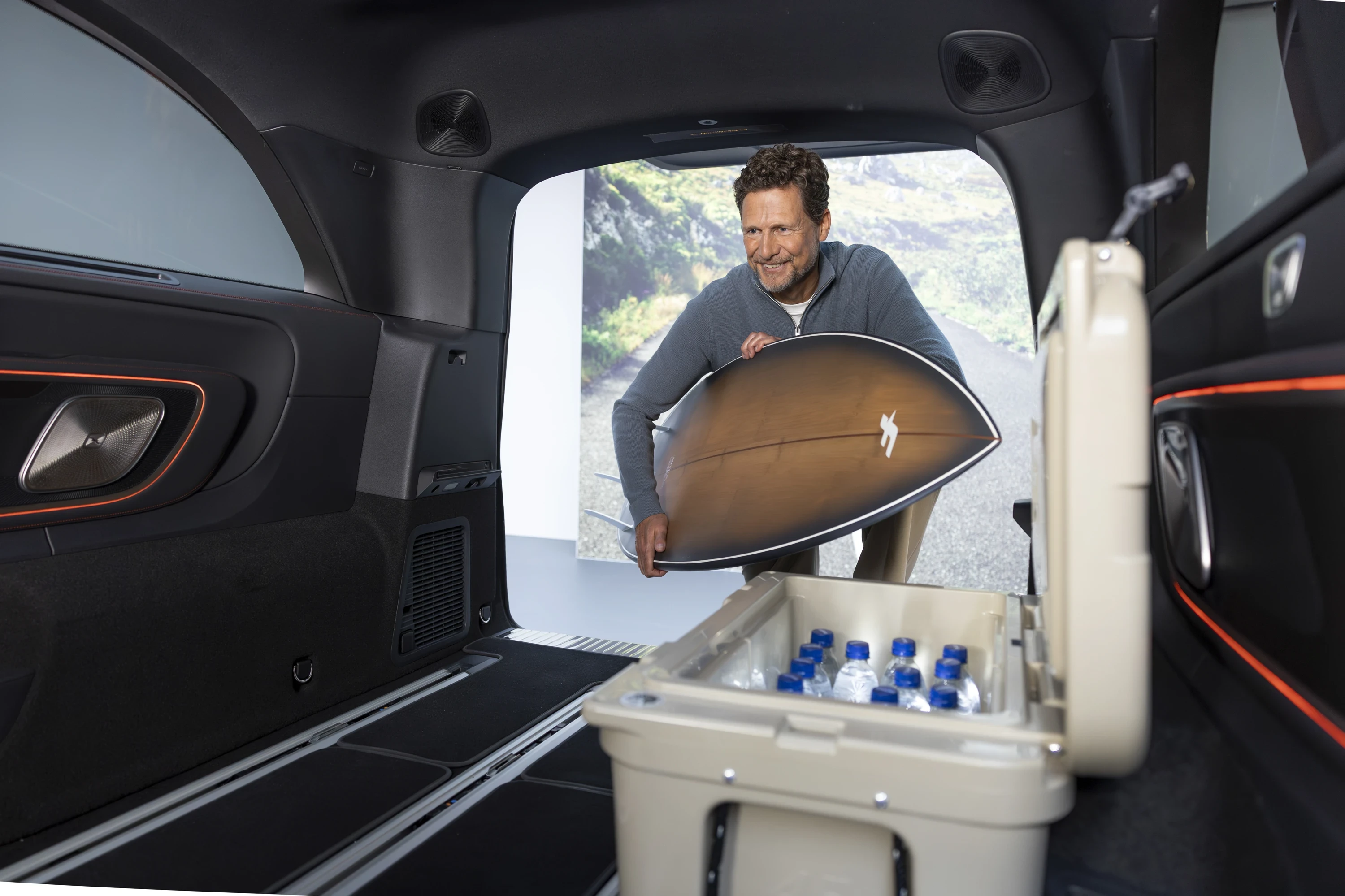 Mercedes VLE 300 trunk view
