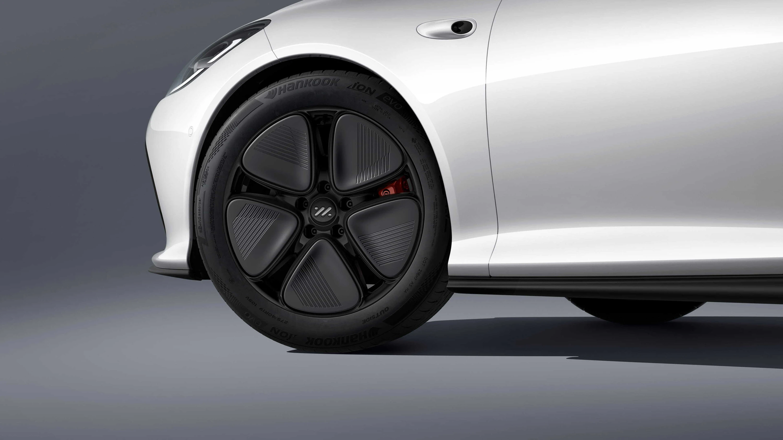 MG IM5 Long Range wheels view