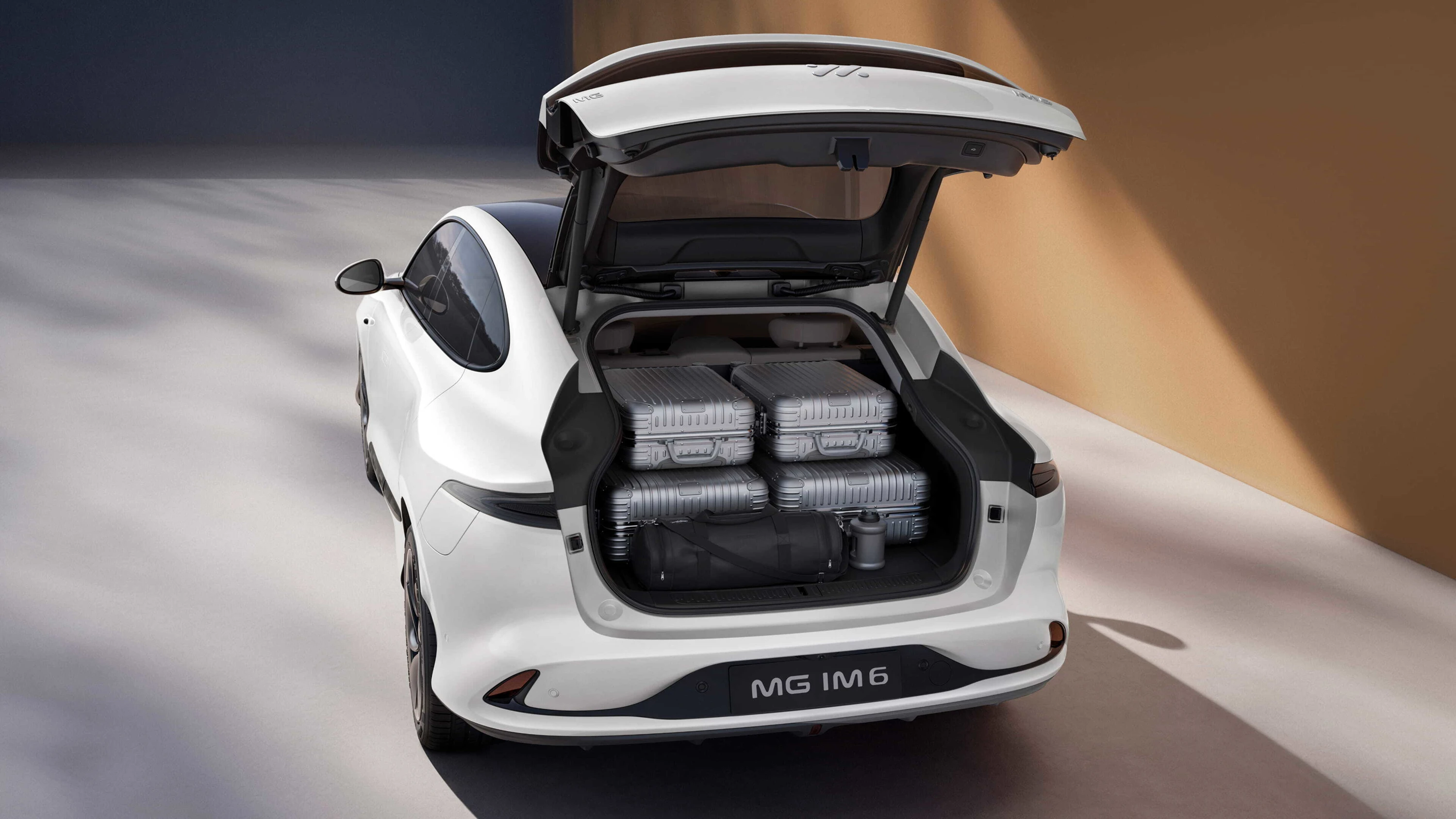MG IM6 Long Range trunk view