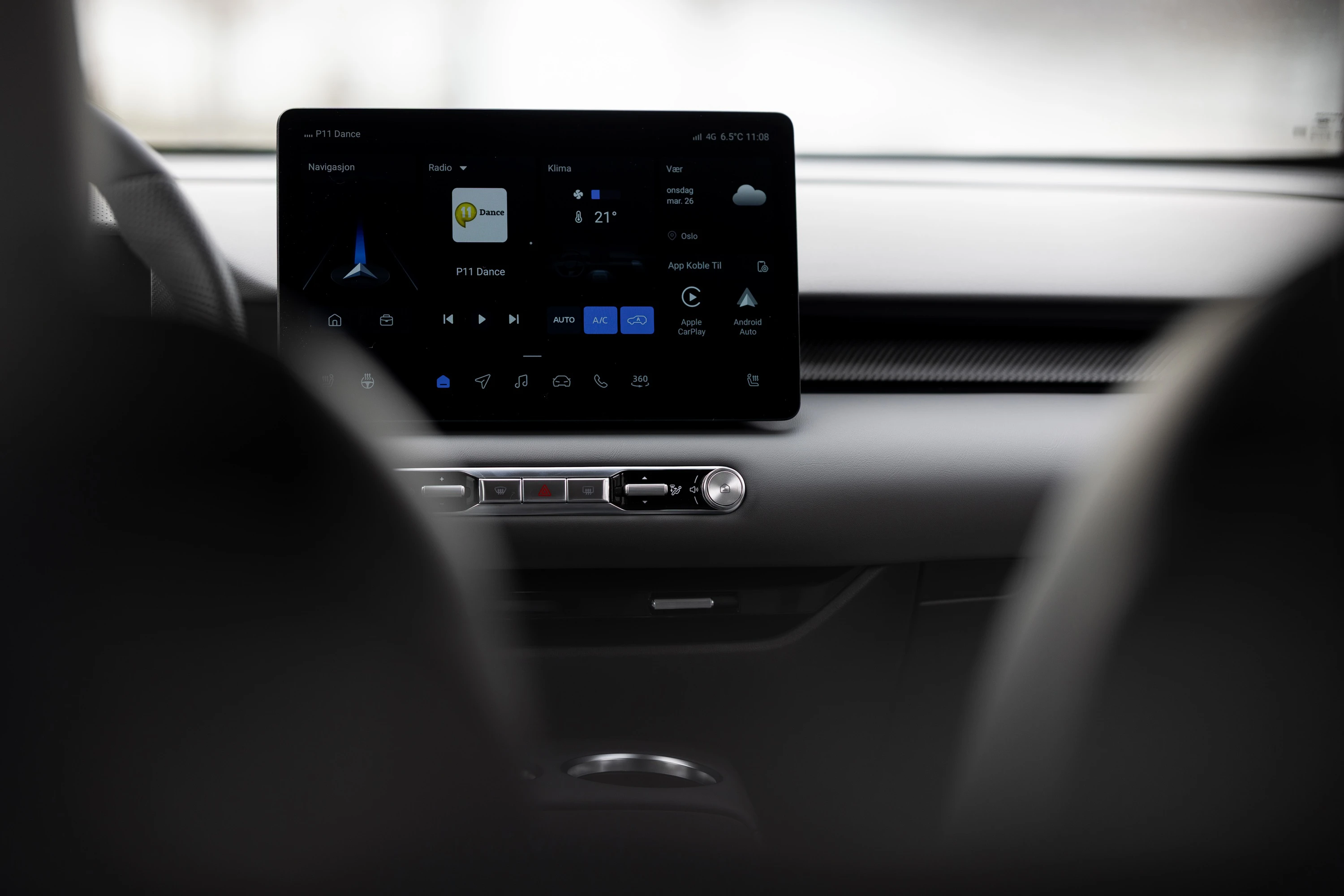 MG MGS5 EV Long Range screens view