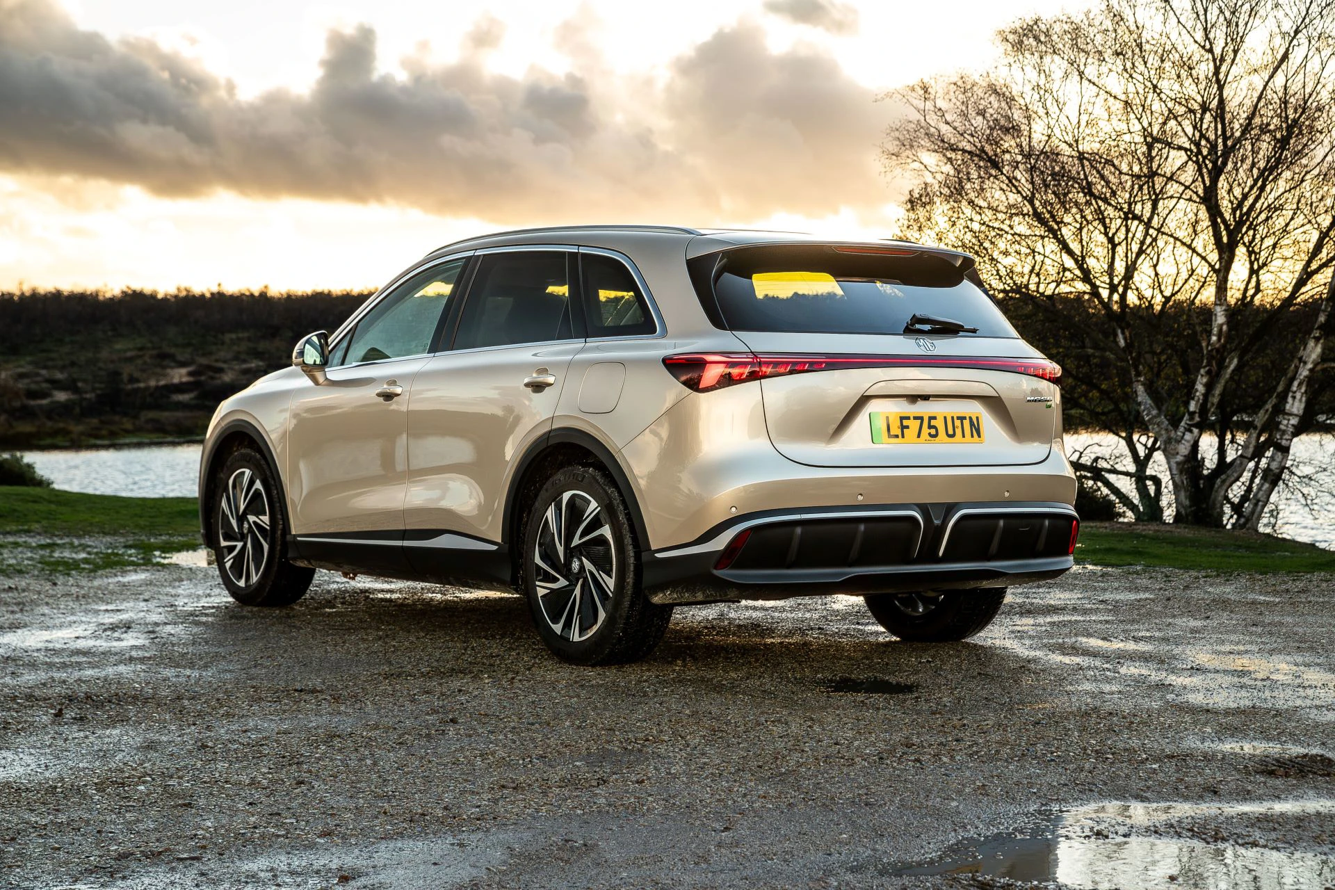 MG MGS6 EV RWD exterior view