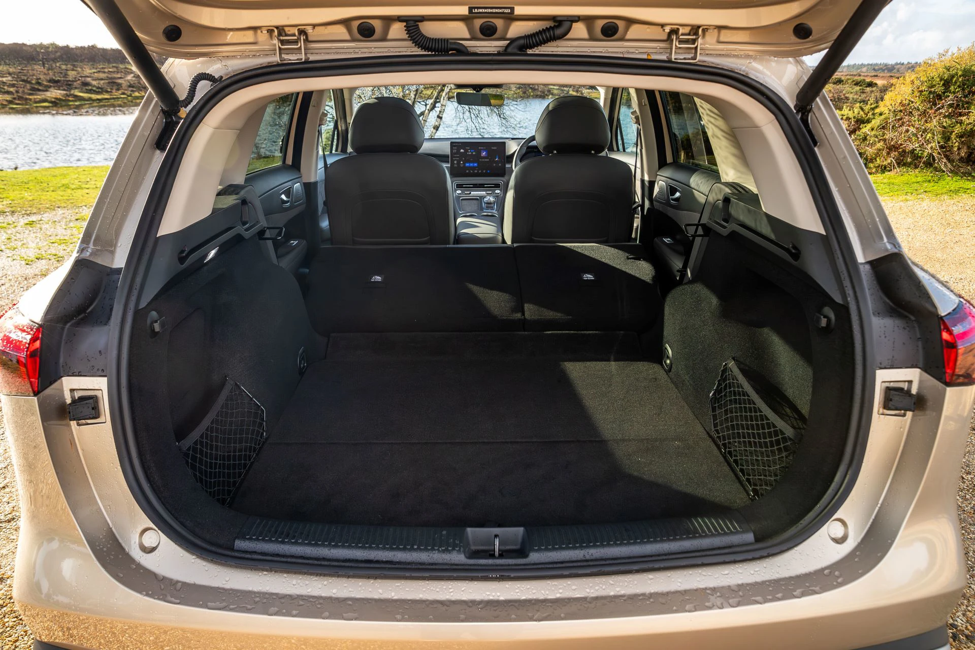 MG MGS6 EV RWD trunk view