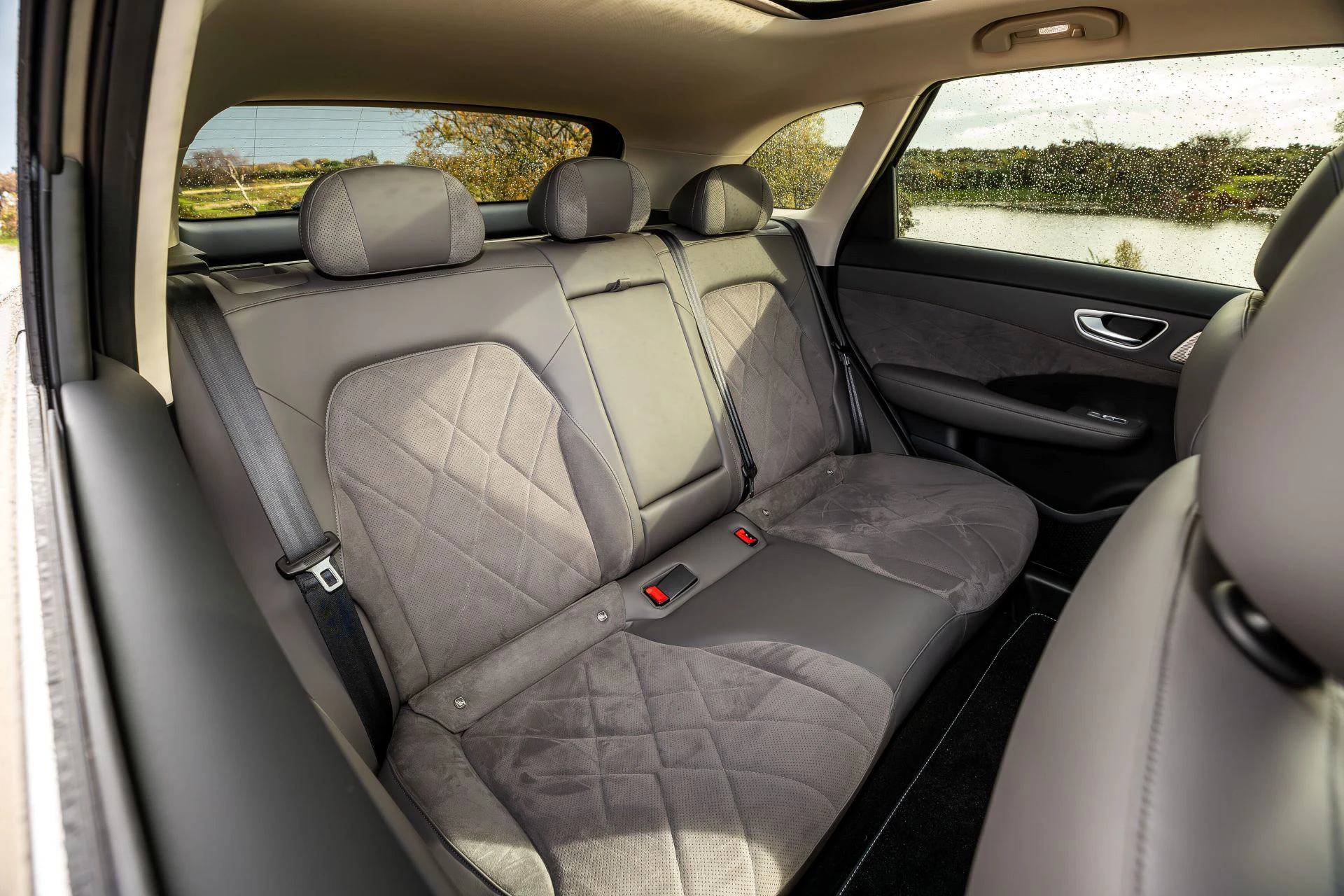 MG MGS6 EV RWD secondrowseats view