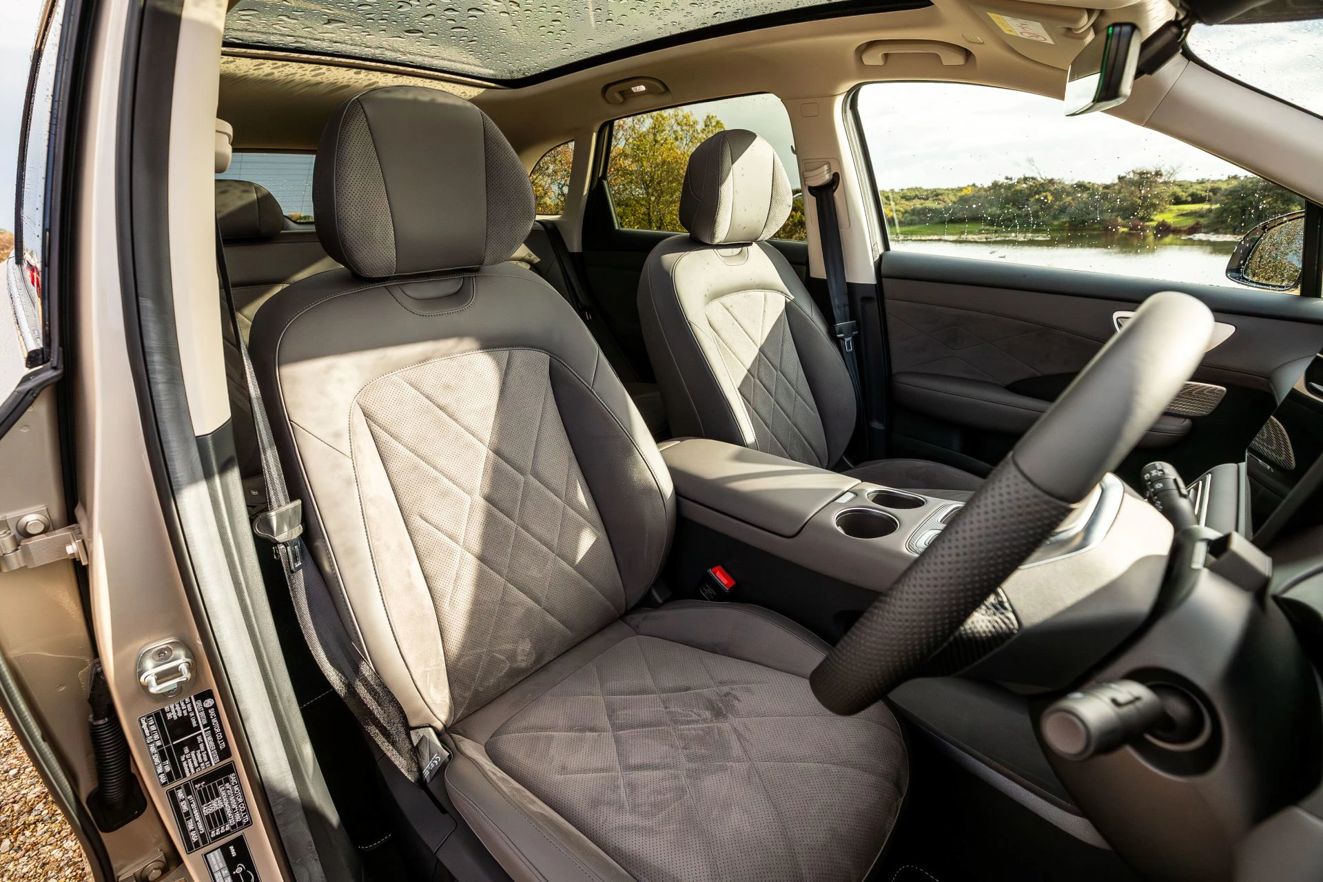 MG MGS6 EV RWD frontseats view