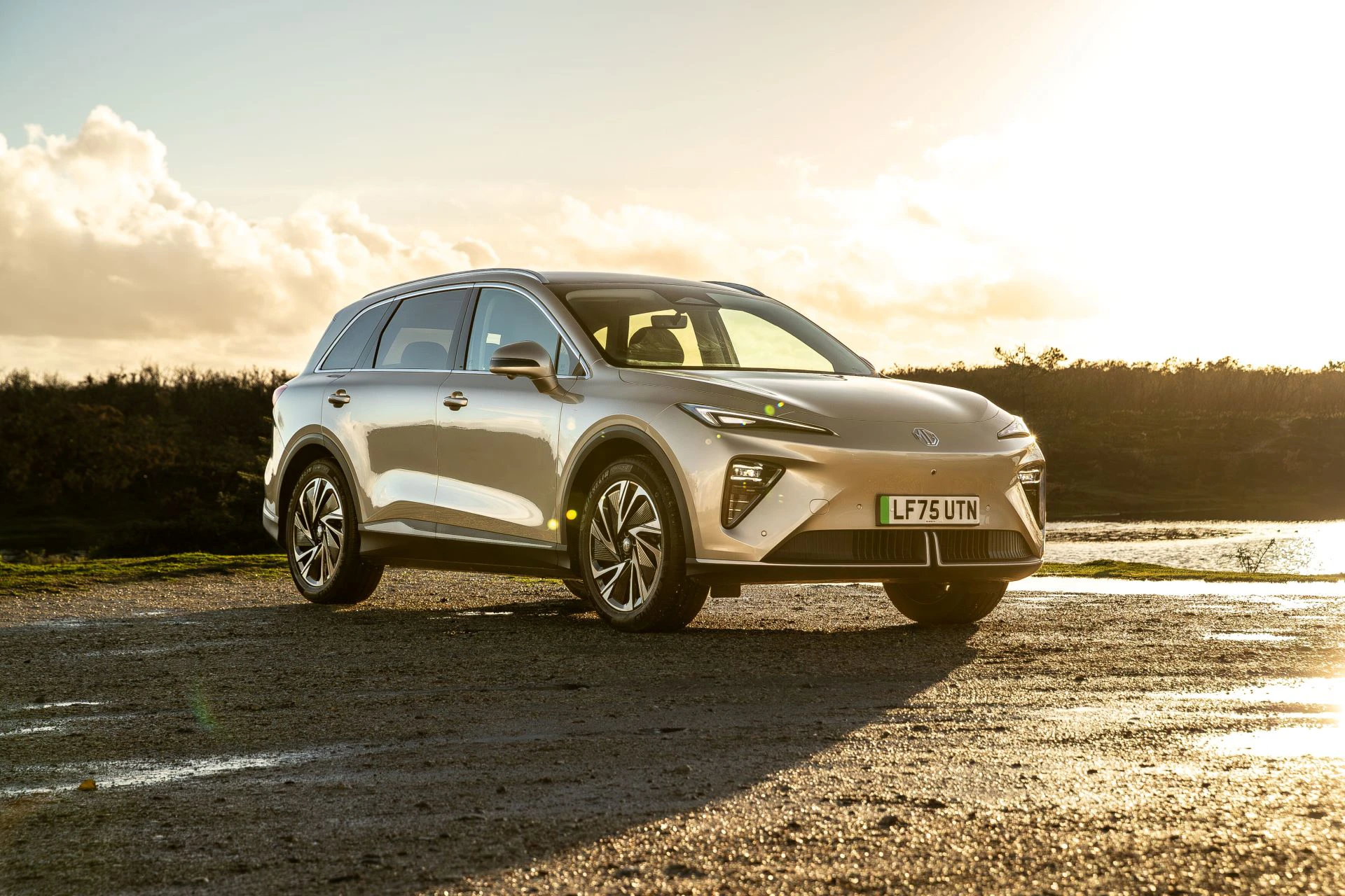 MG MGS6 EV RWD exterior view