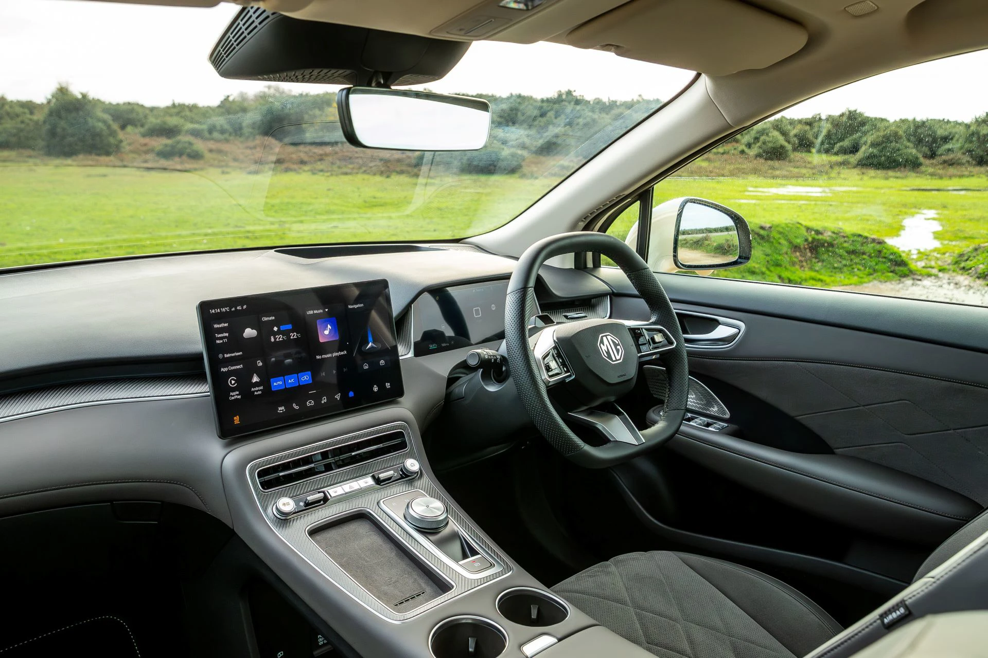MG MGS6 EV RWD interior view