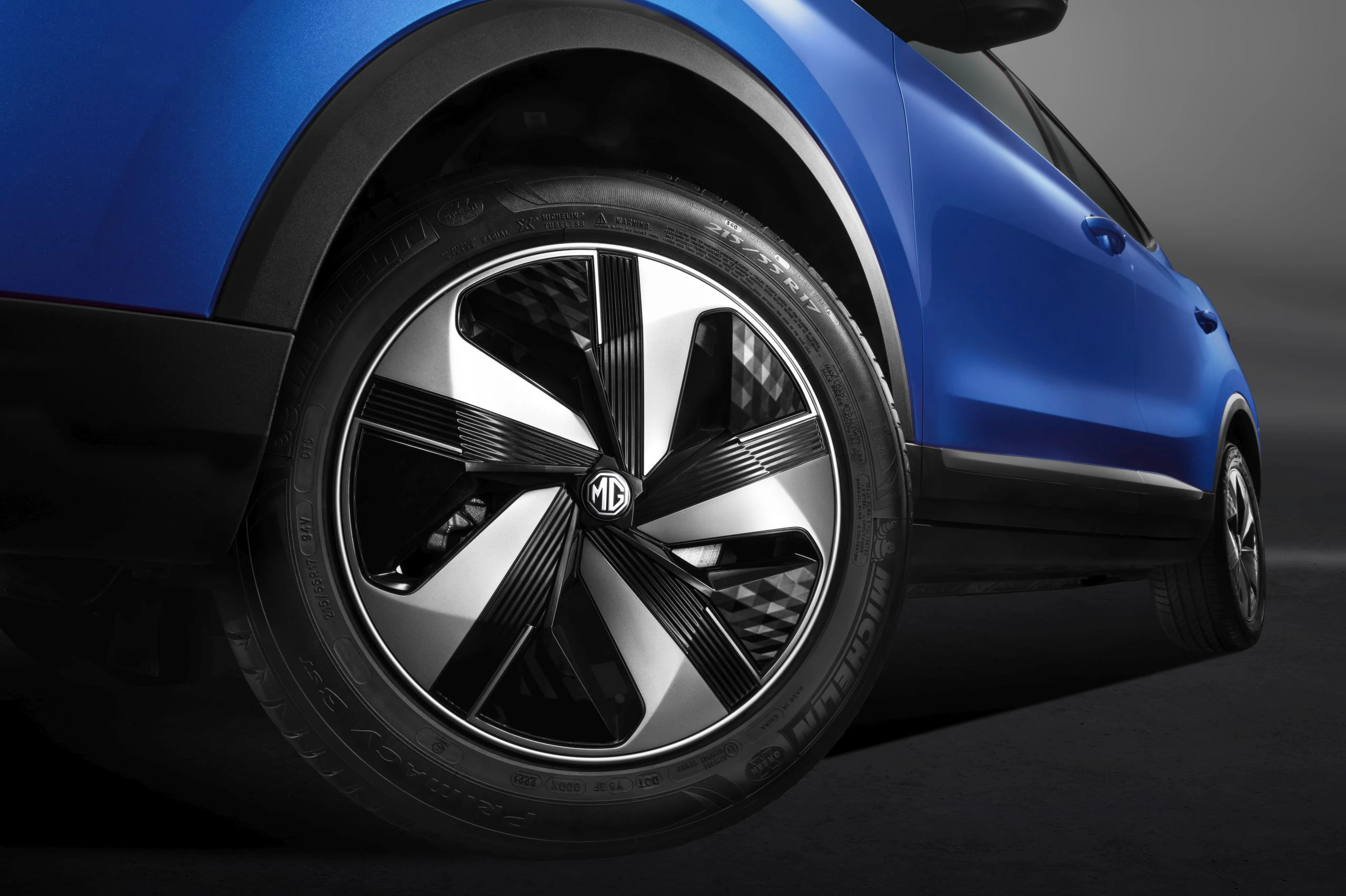 MG ZS EV Standard Range wheels view