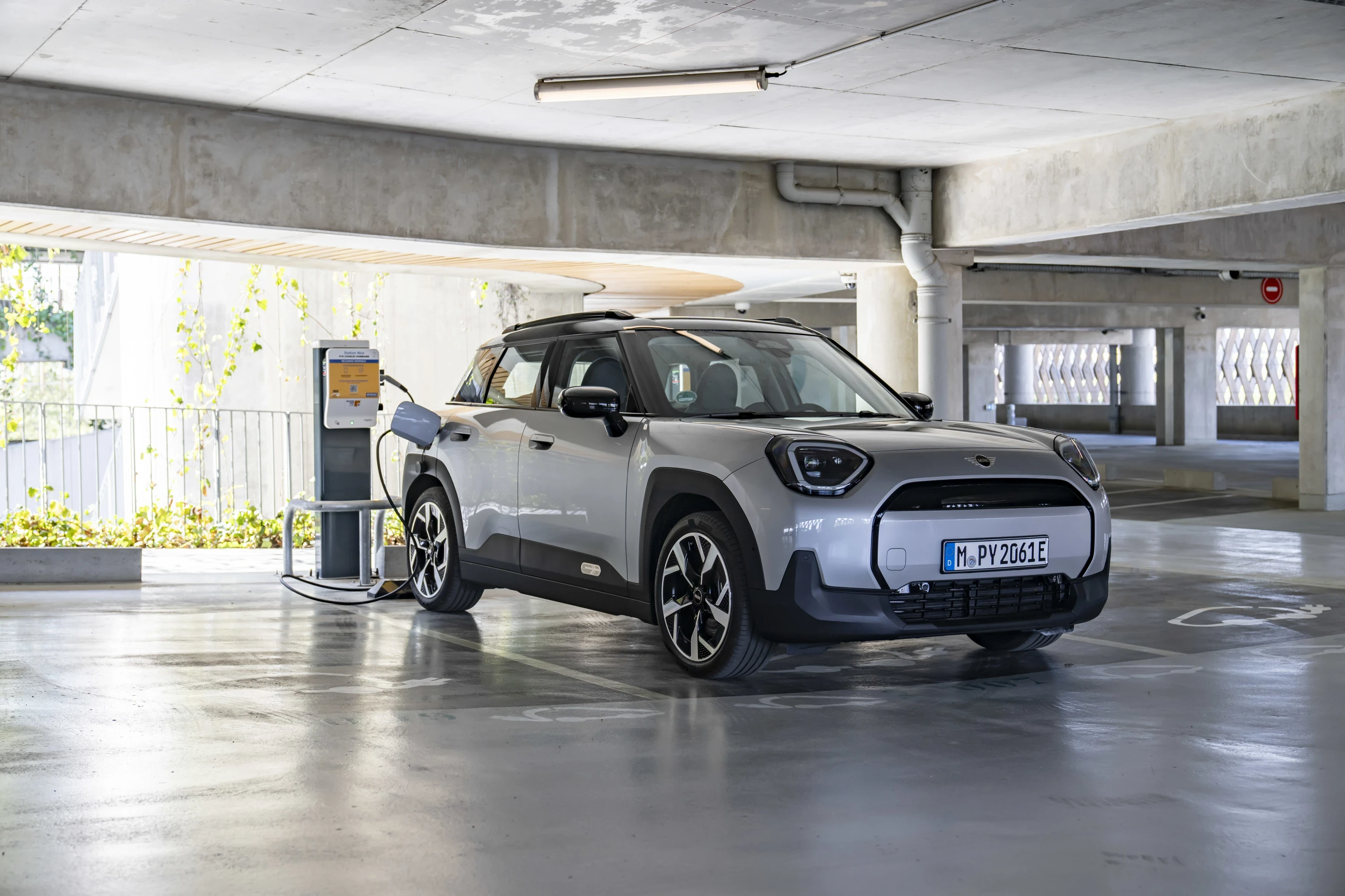 Mini Aceman E charging view
