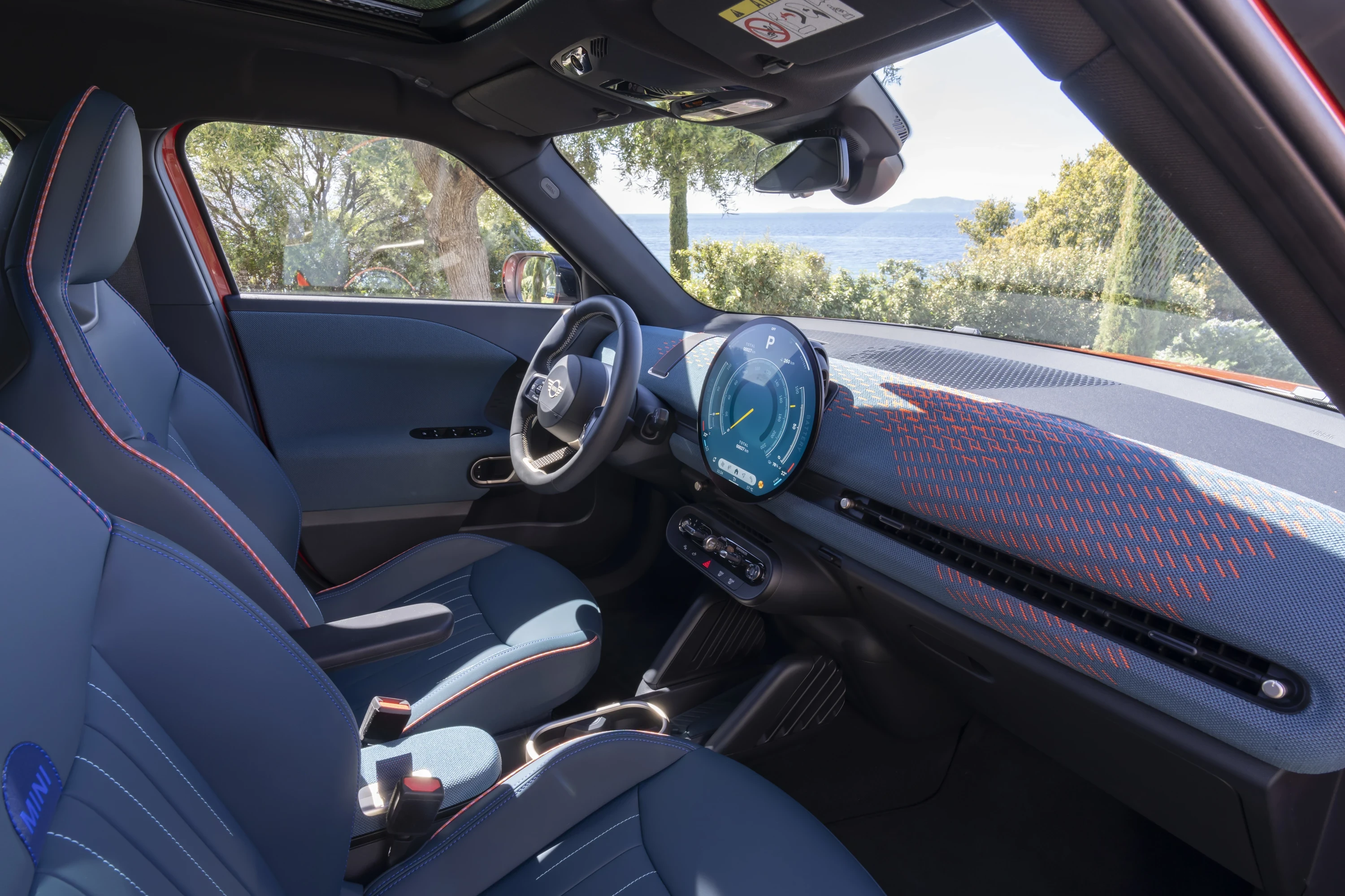 Mini Aceman SE frontseats view