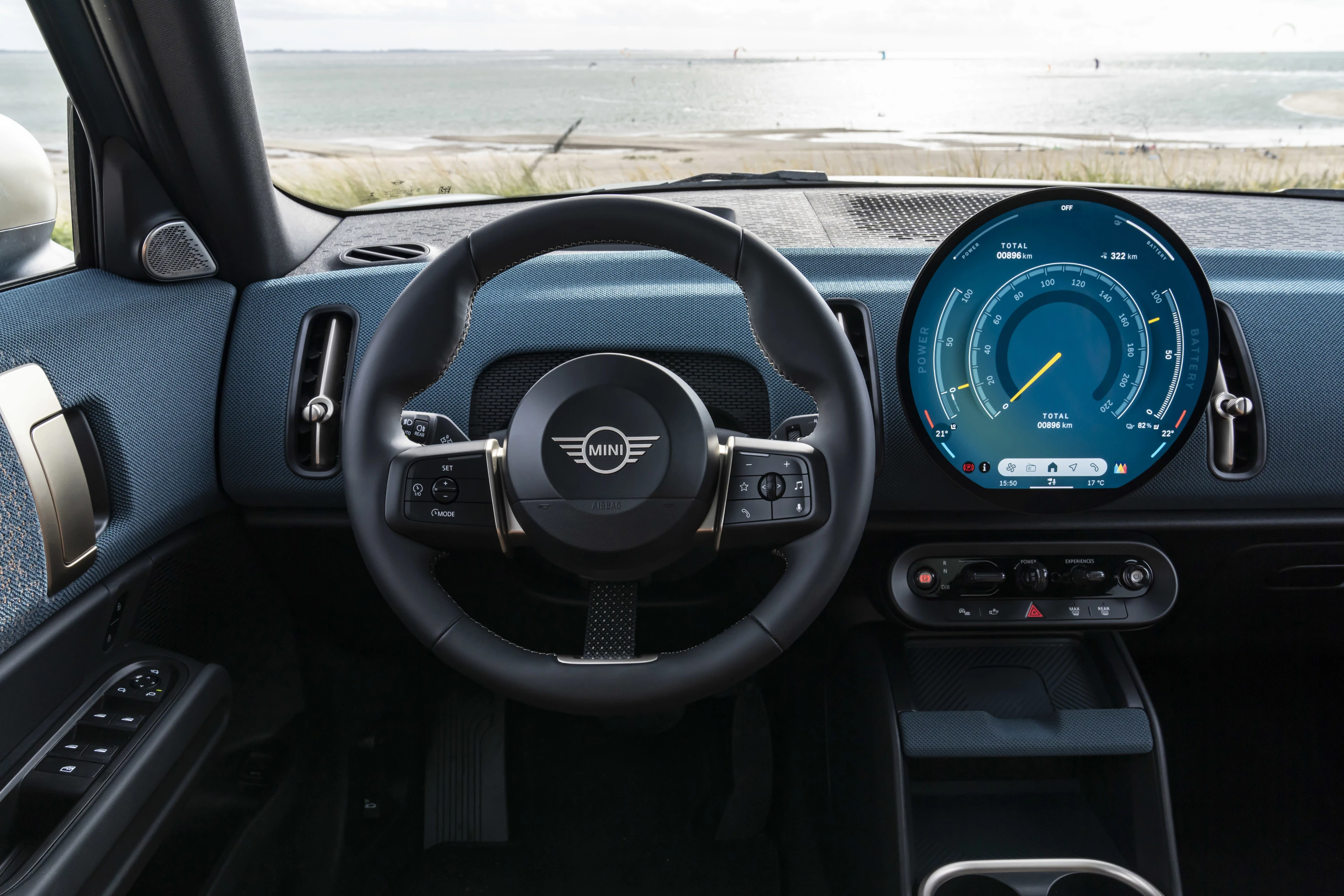 Mini Countryman E screens view