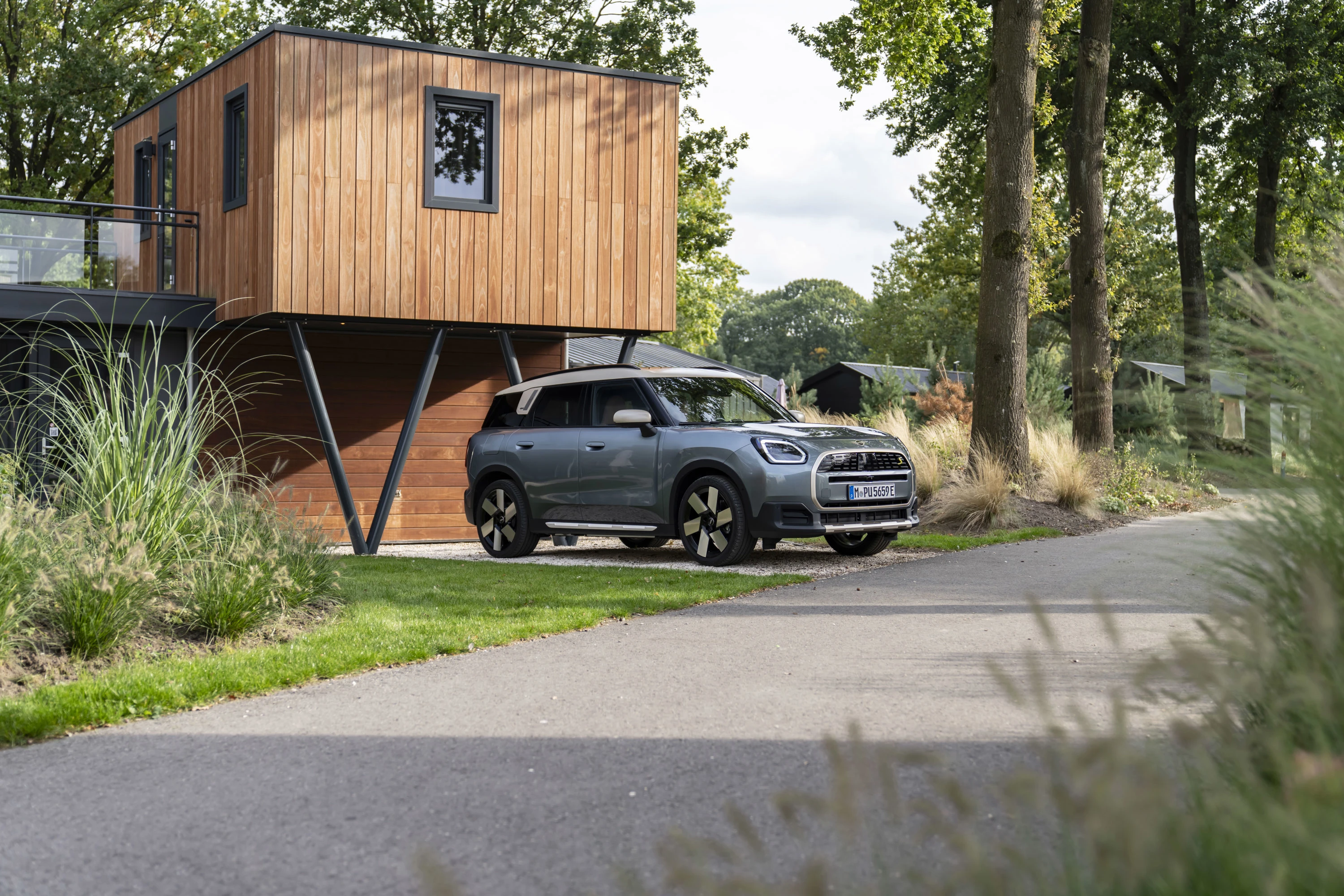 Mini Countryman E exterior view