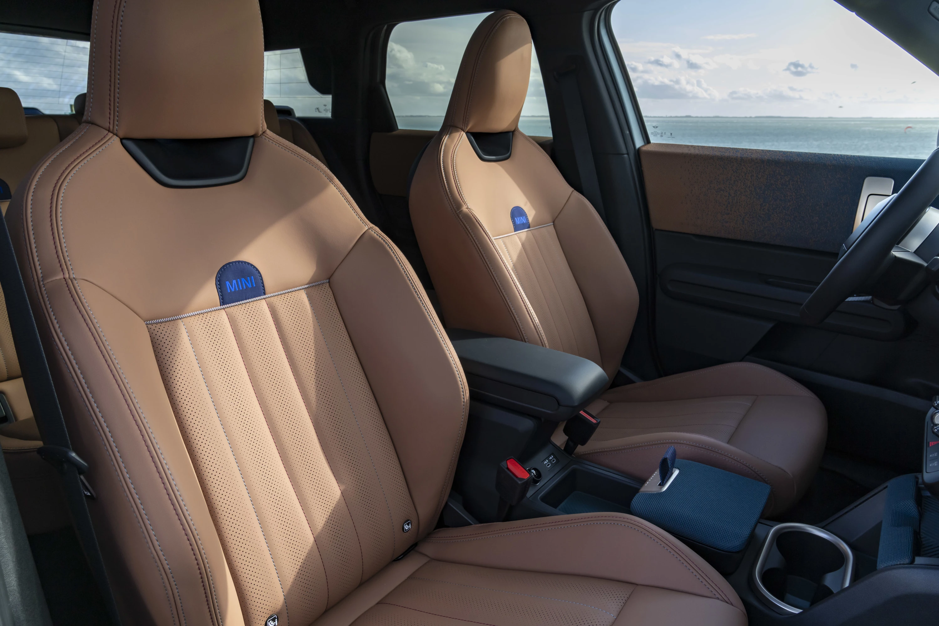 Mini Countryman E frontseats view