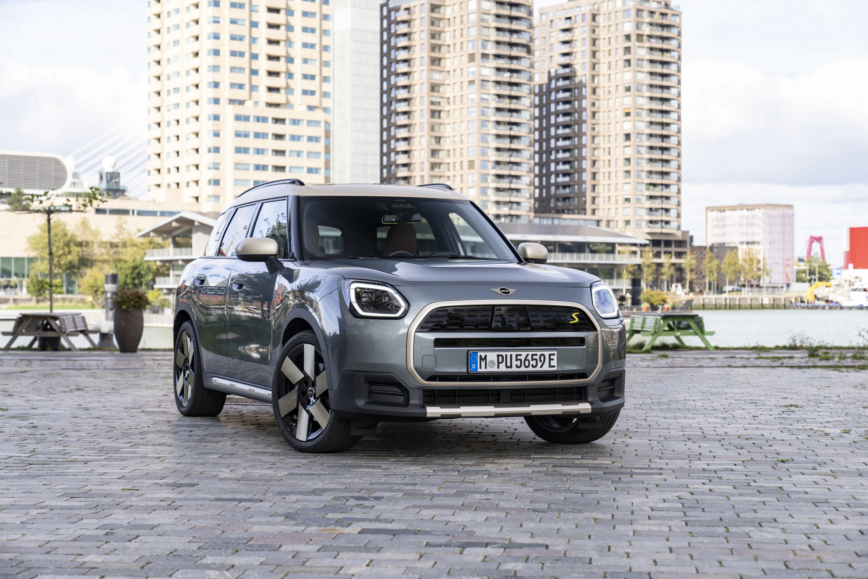 Mini Countryman E exterior view