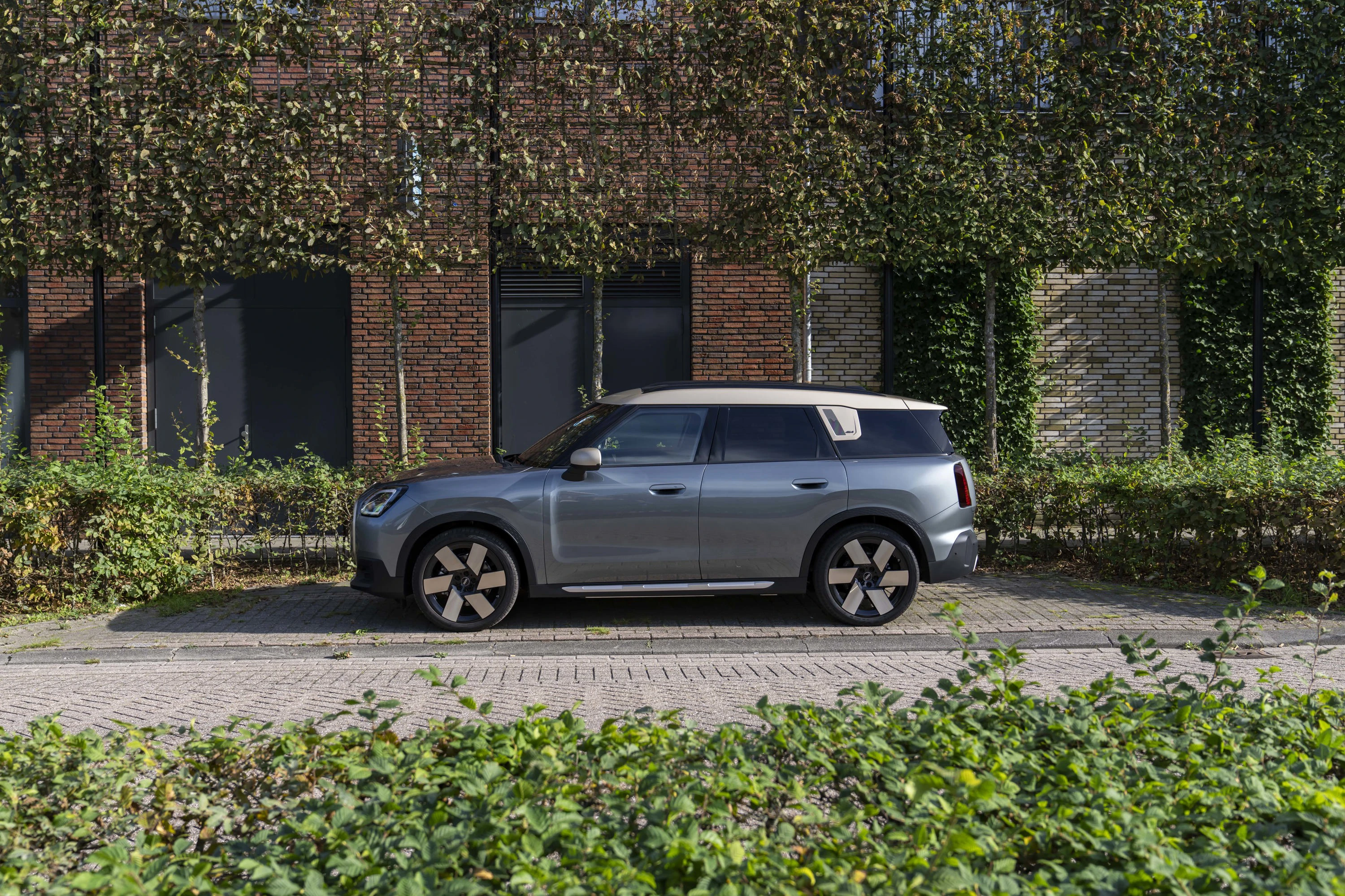 Mini Countryman E exterior view