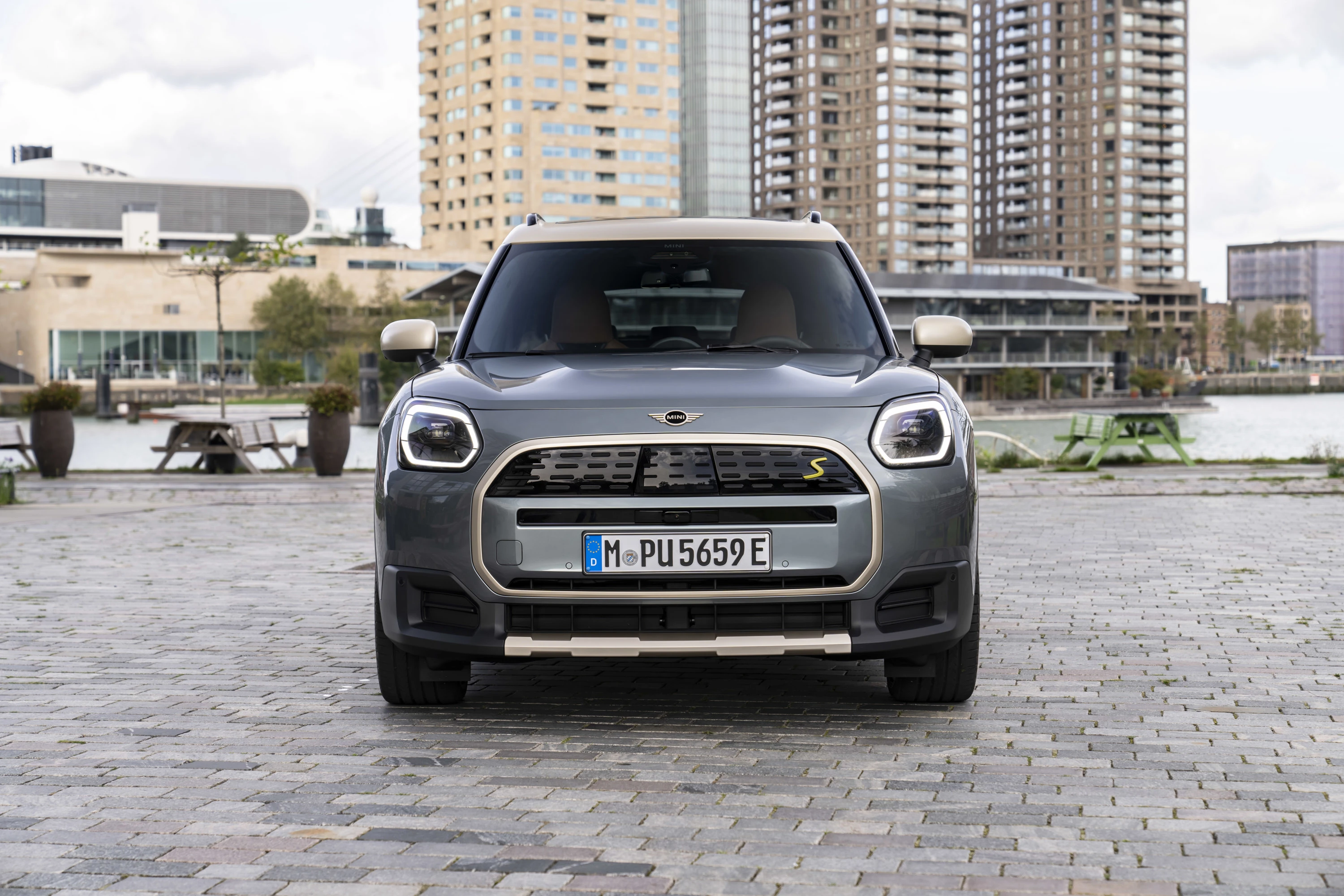 Mini Countryman E exterior view