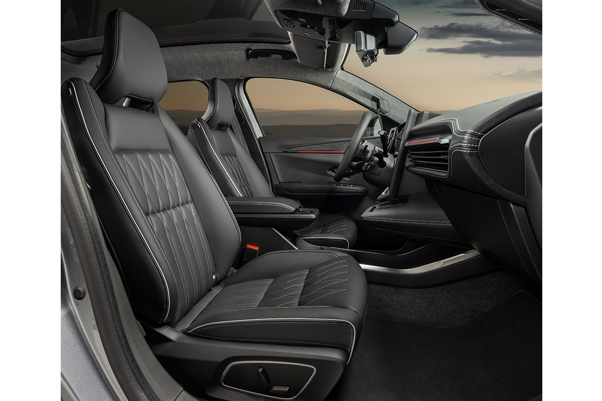 Mitsubishi Eclipse Cross 87 kWh Long Range frontseats view