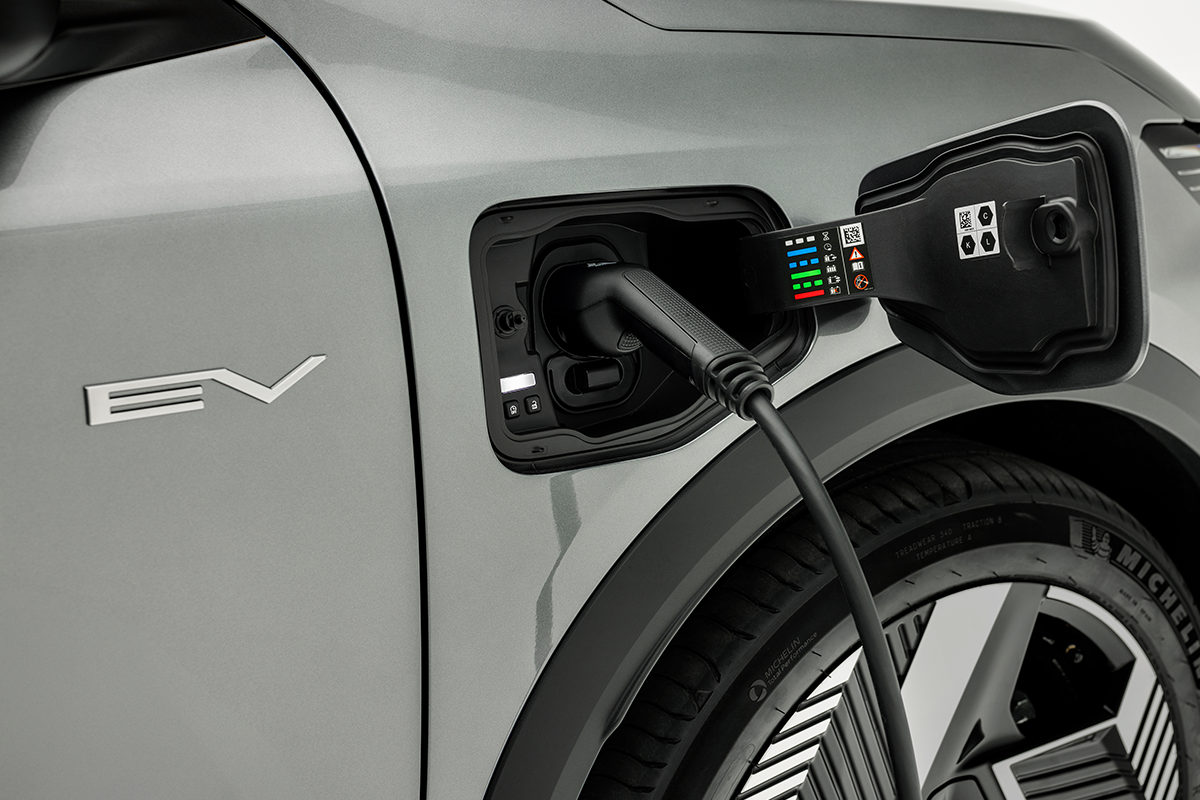 Mitsubishi Eclipse Cross 87 kWh Long Range chargport view
