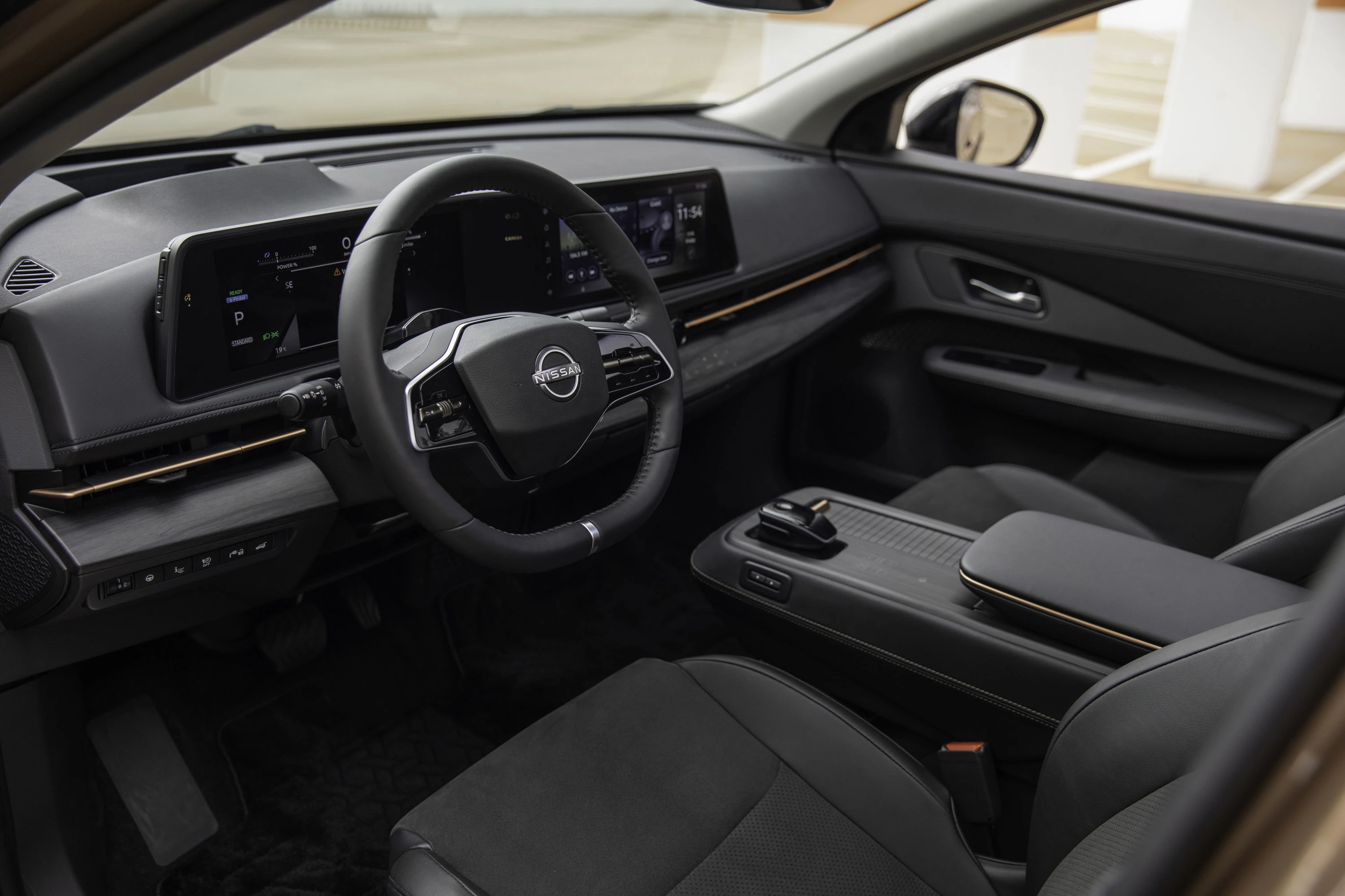 Nissan Ariya 87kWh e-4ORCE+ screens view