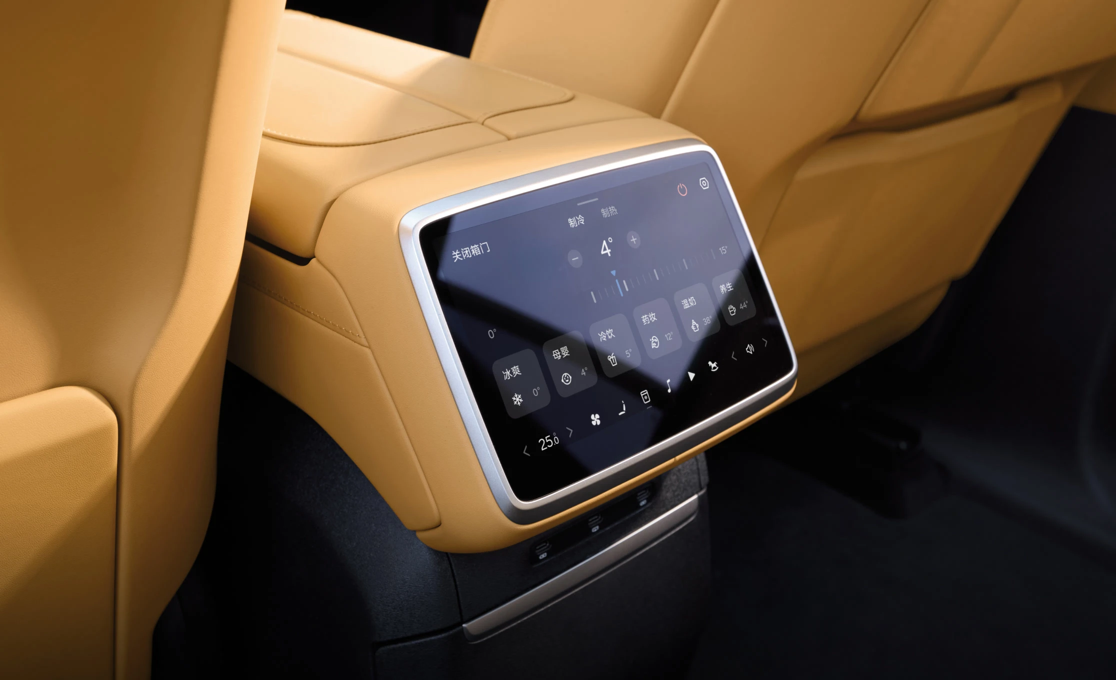 Onvo L80 AWD 85 kWh screens view