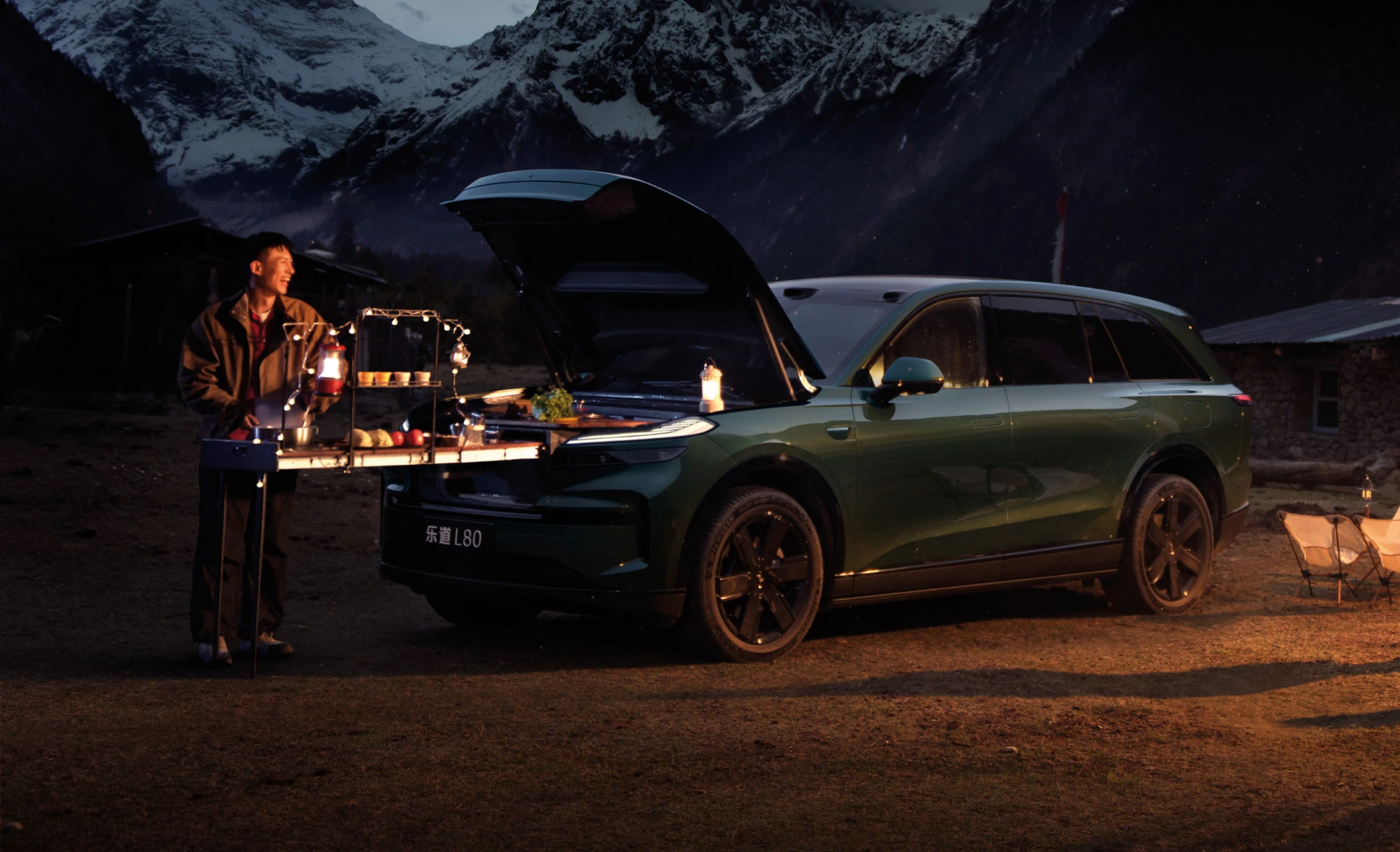 Onvo L80 AWD 85 kWh lifestyle view