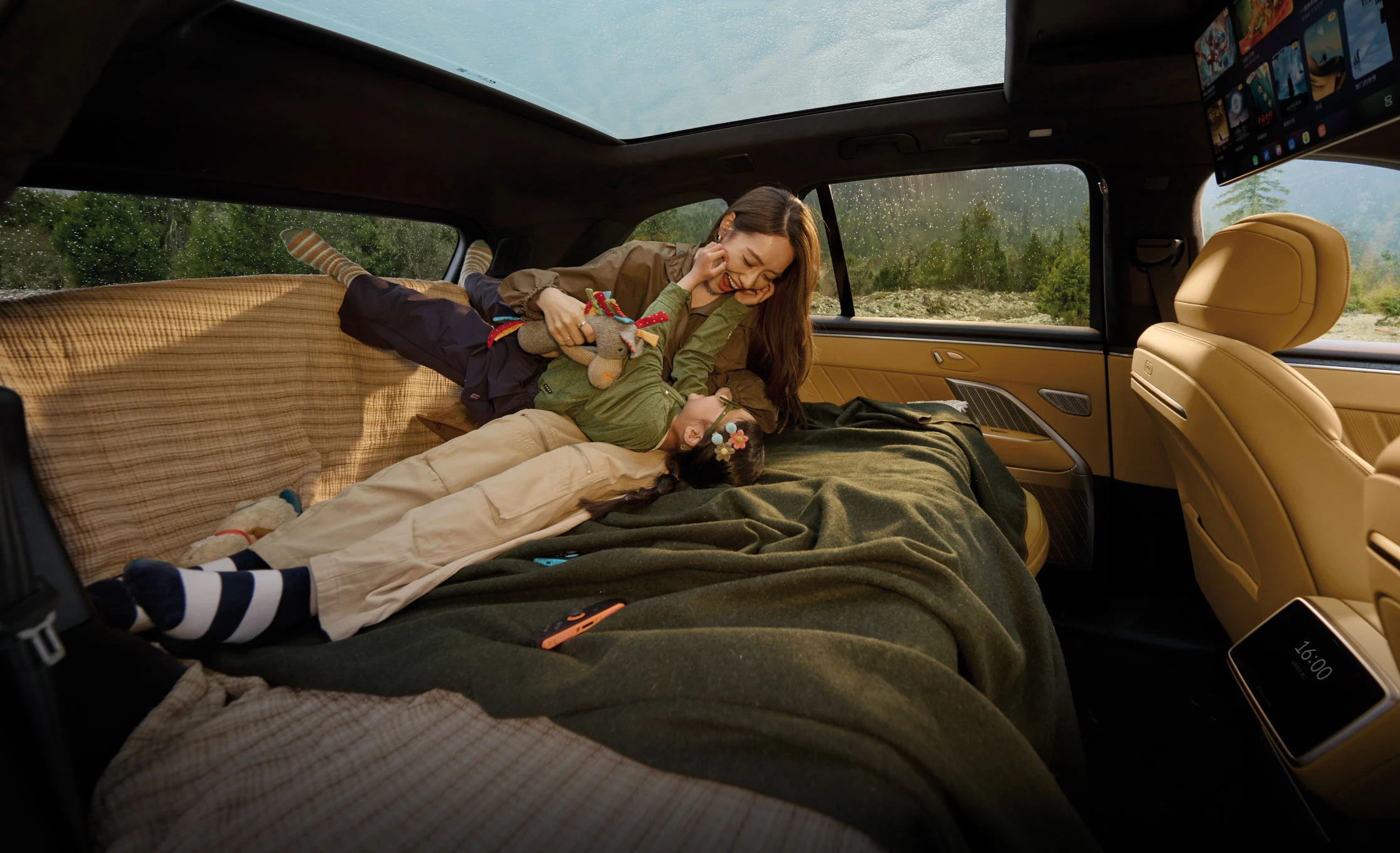Onvo L80 AWD 85 kWh lifestyle view