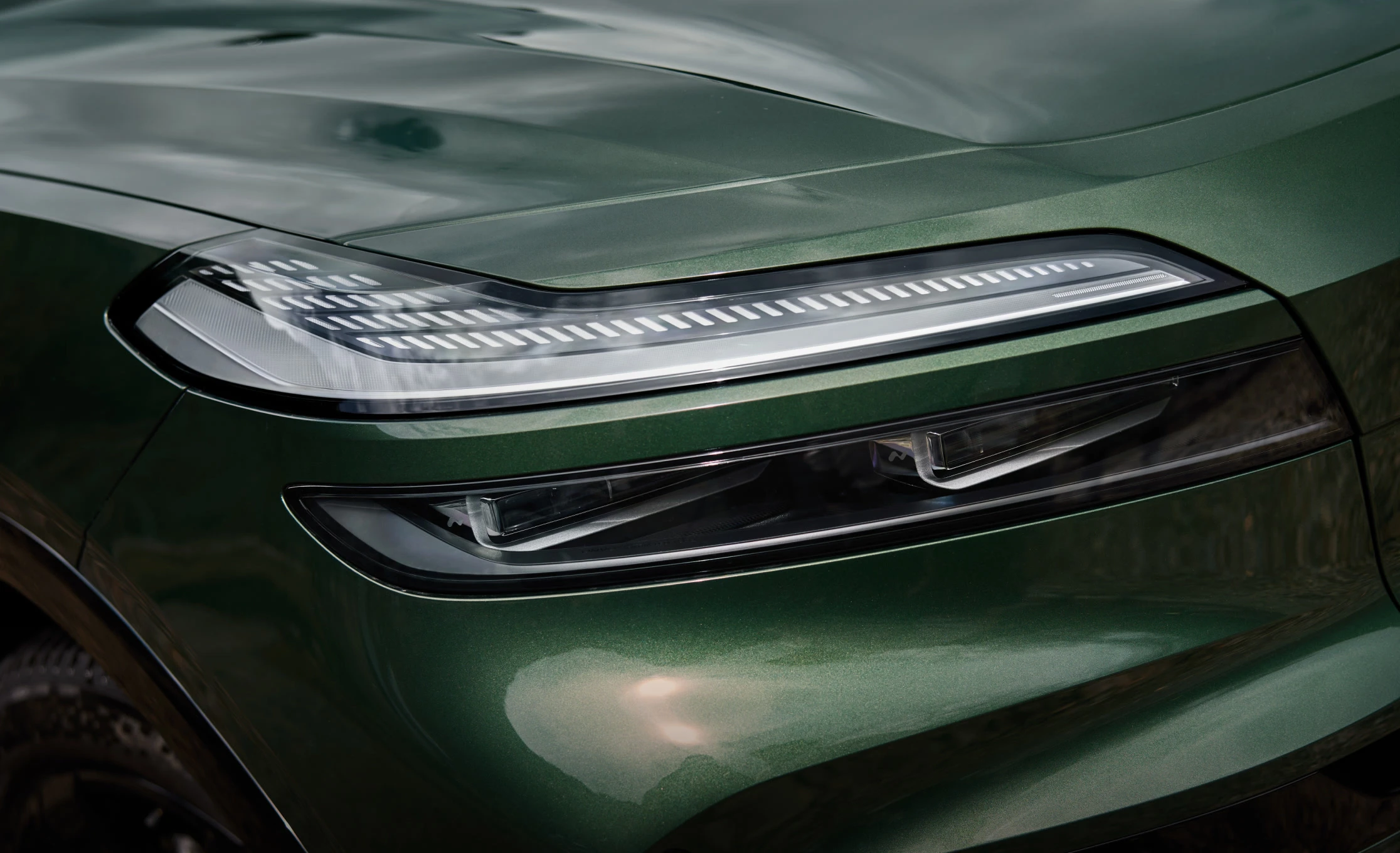 Onvo L80 AWD 85 kWh headlights view