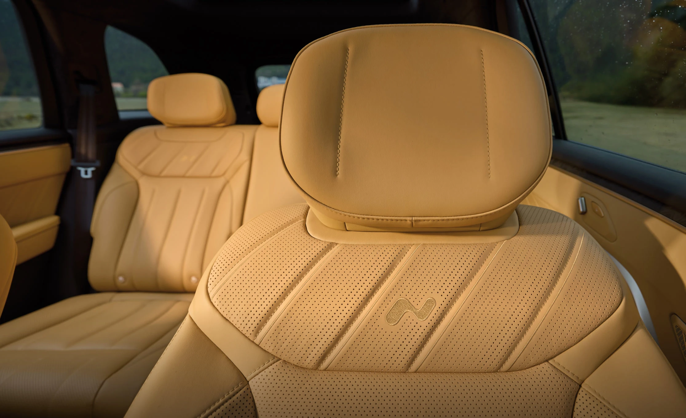 Onvo L80 AWD 85 kWh frontseats view