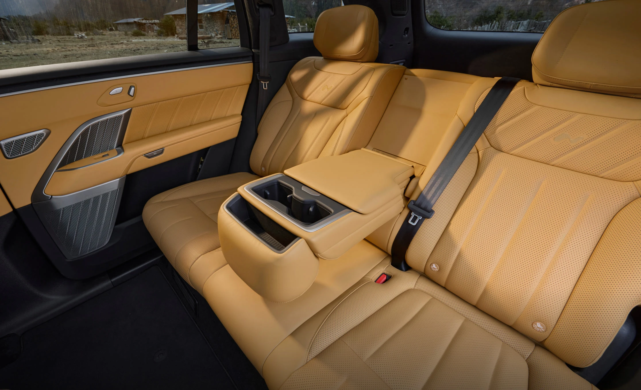 Onvo L80 RWD 85 kWh secondrowseats view