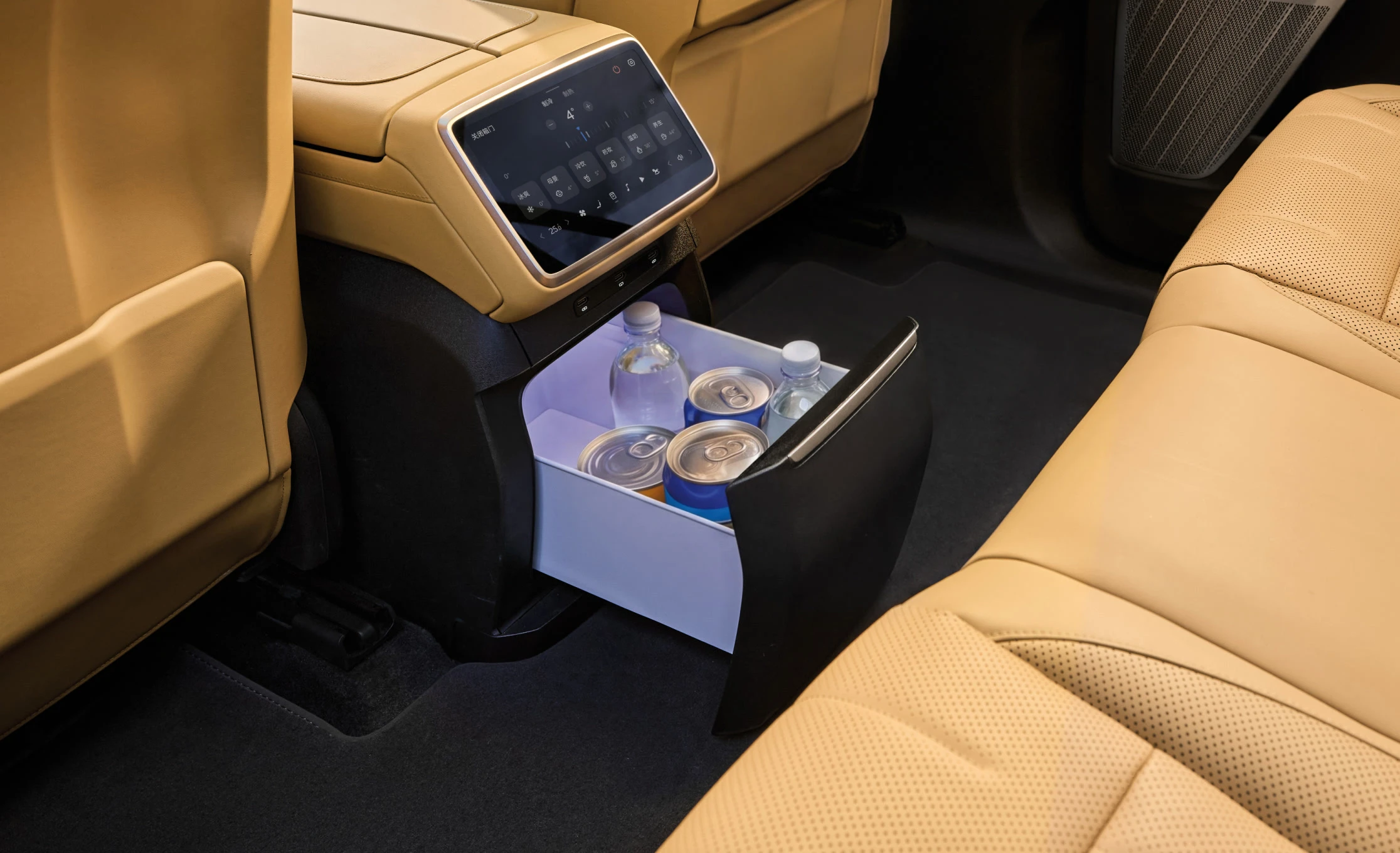 Onvo L80 RWD 85 kWh interiorstorage view