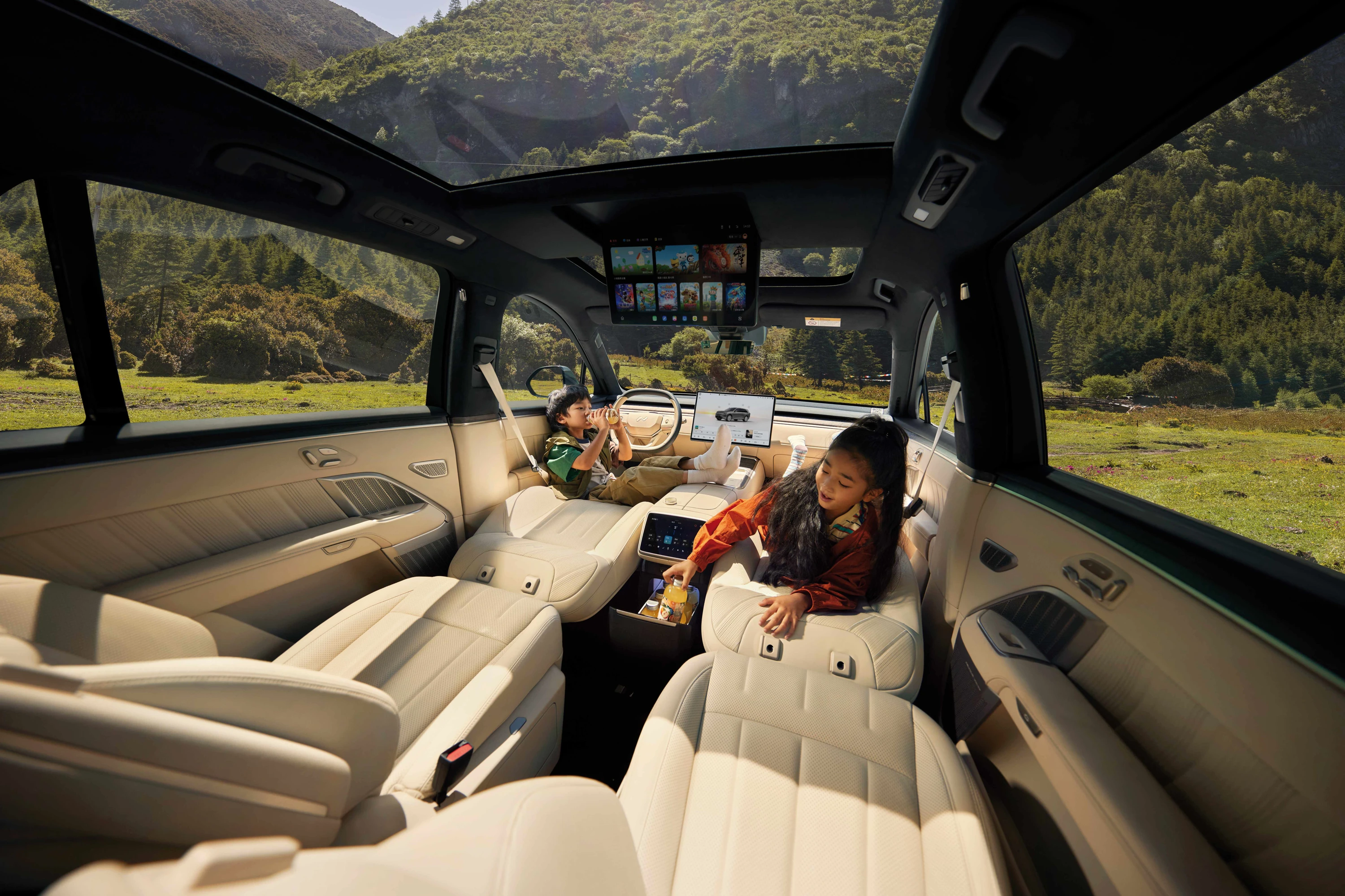 ONVO L90 RWD interior view