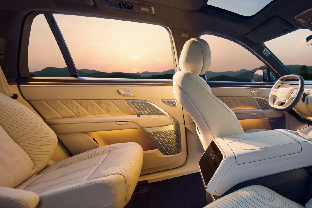 ONVO L90 RWD interior view