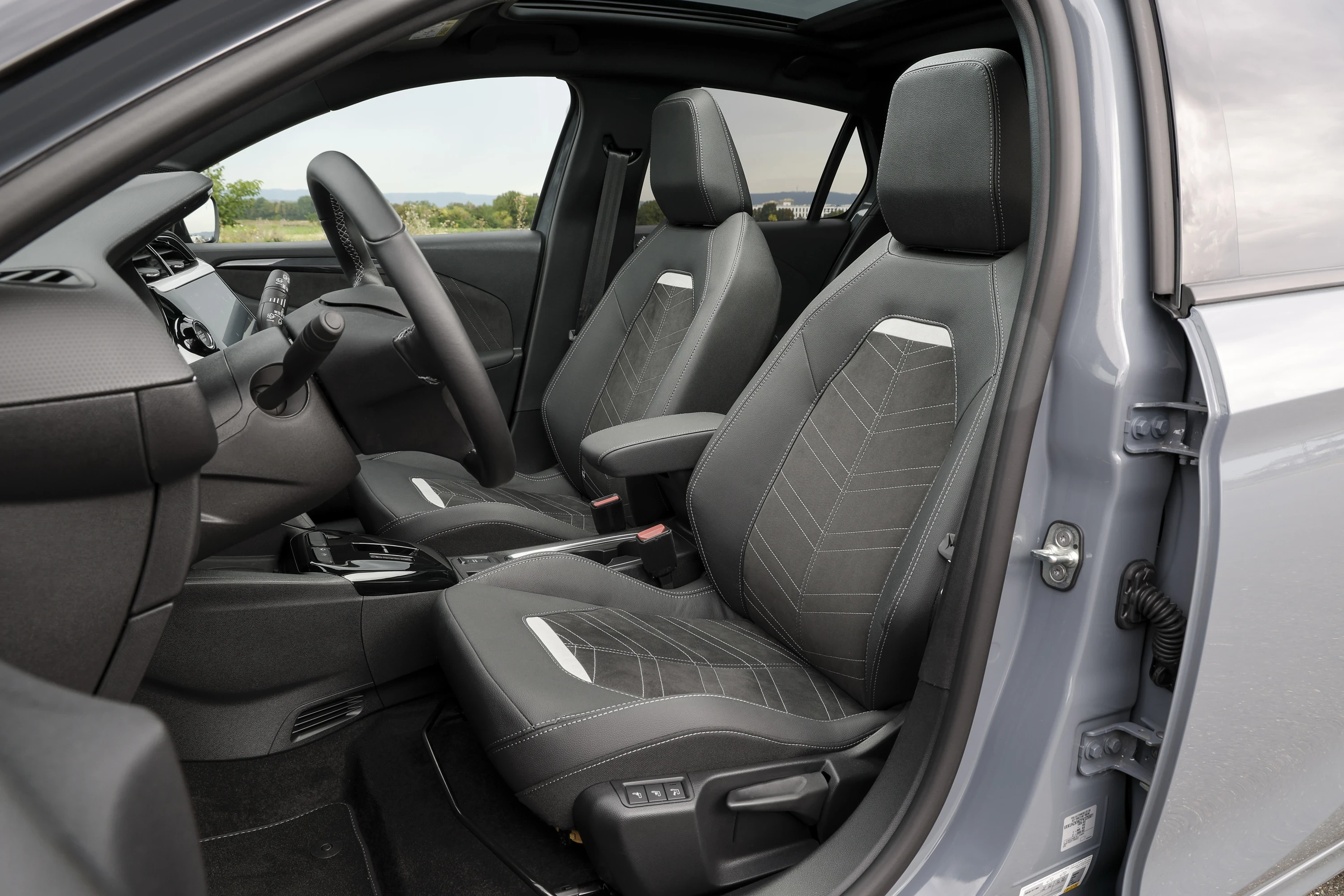 Opel Corsa Electric 50 kWh frontseats view