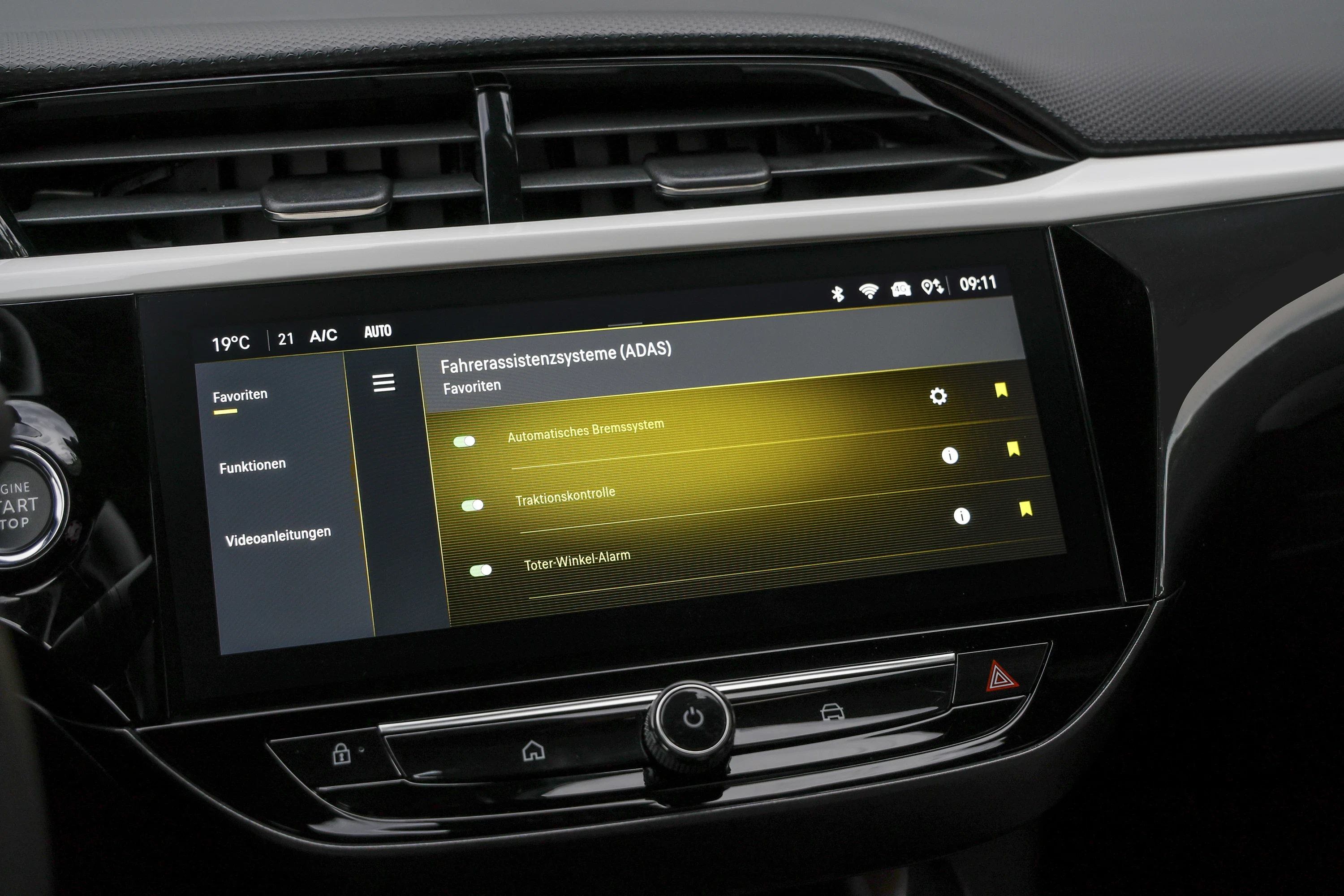 Opel Corsa Electric 50 kWh screens view