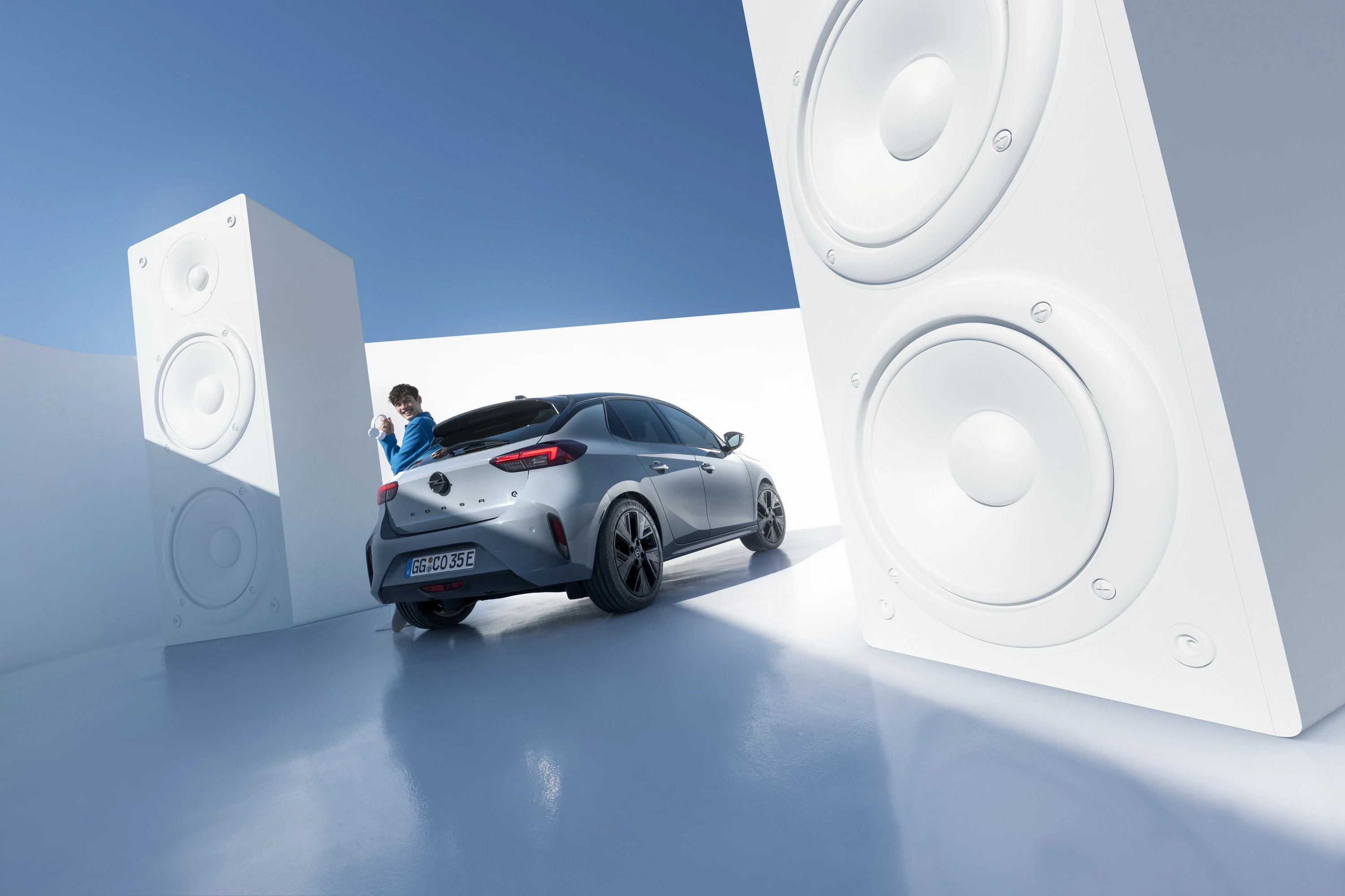 Opel Corsa Electric 50 kWh lifestyle view