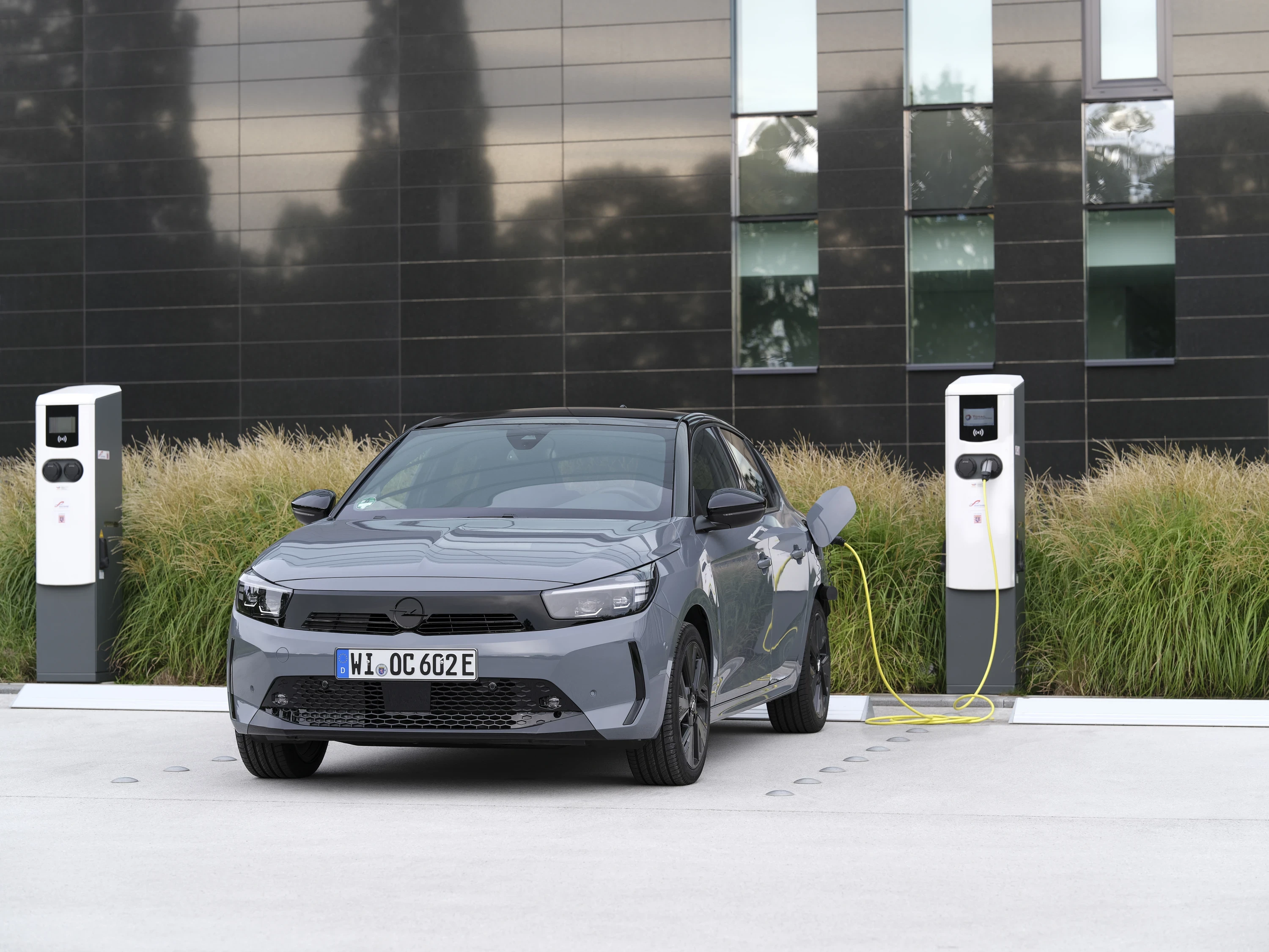 Opel Corsa Electric 50 kWh charging view