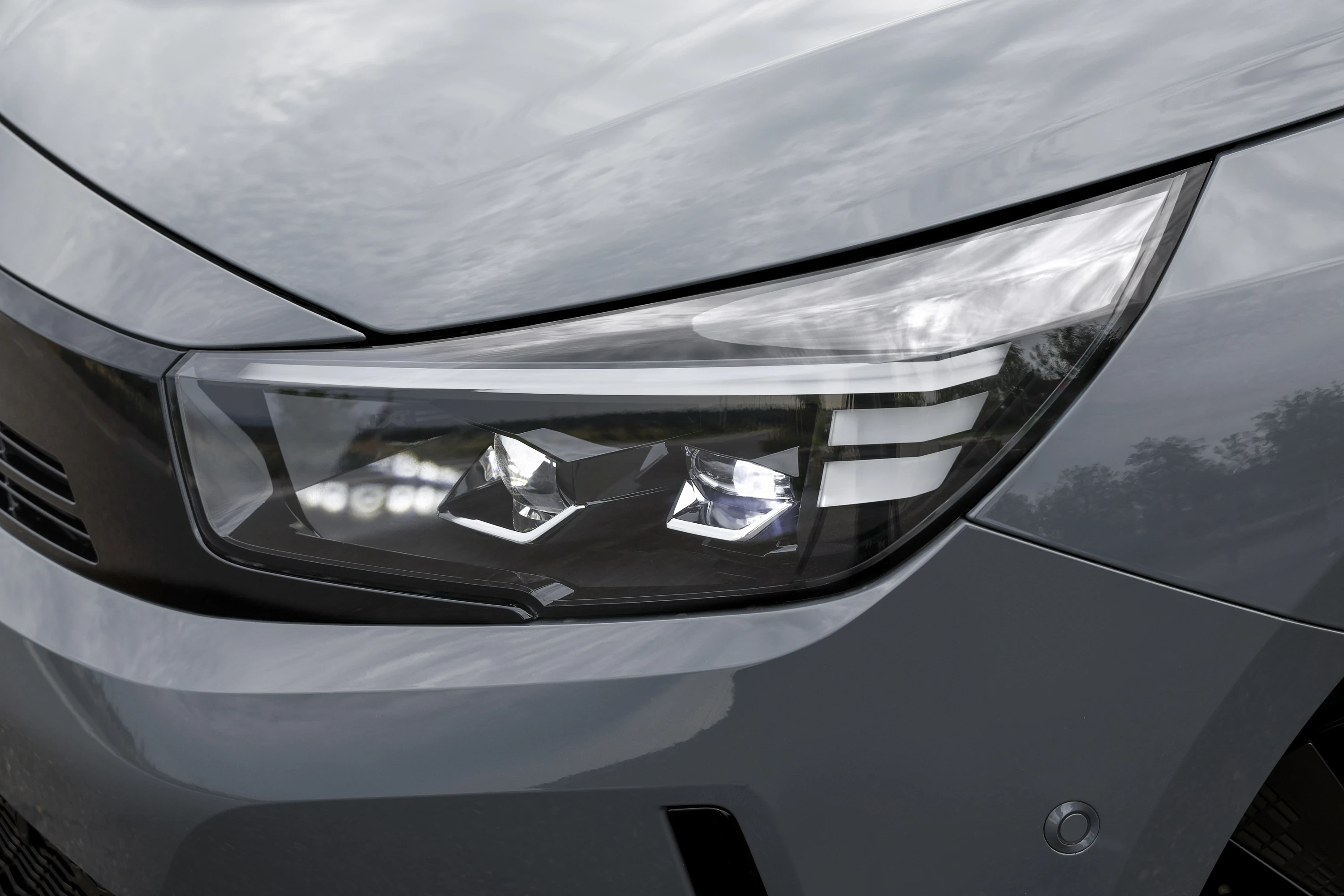 Opel Corsa Electric 51 kWh Long Range headlights view
