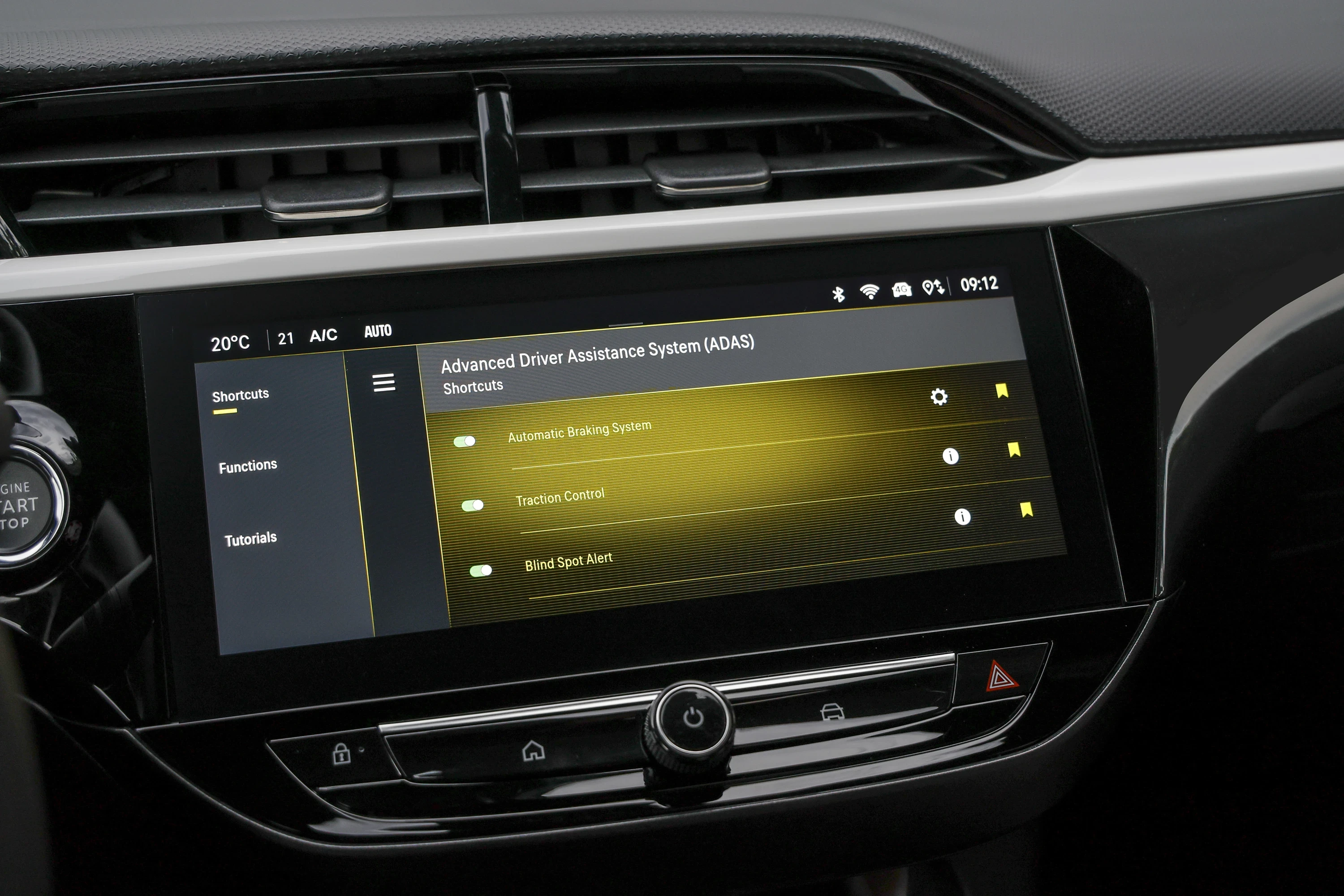 Opel Corsa Electric 51 kWh Long Range screens view