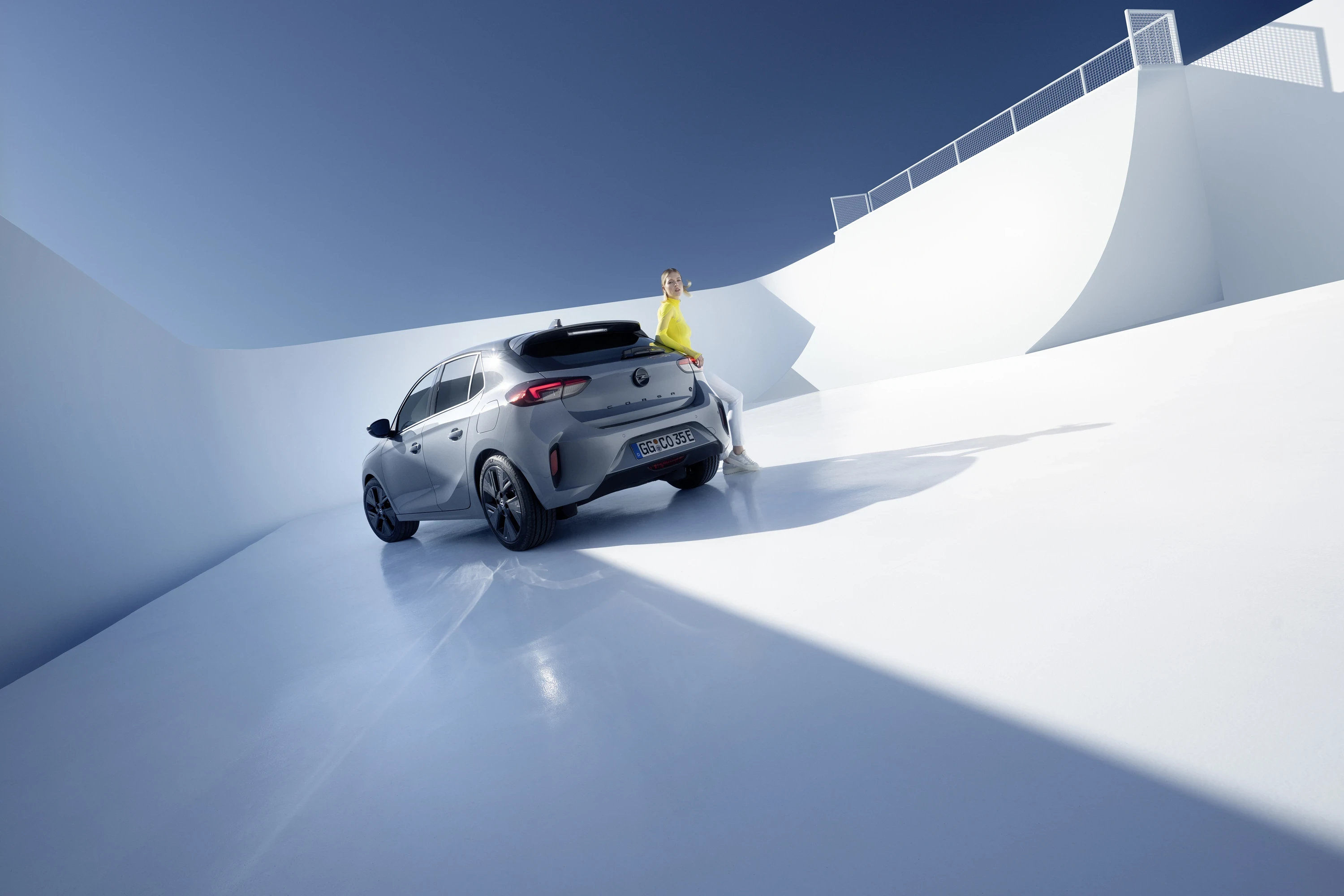 Opel Corsa Electric 51 kWh Long Range lifestyle view