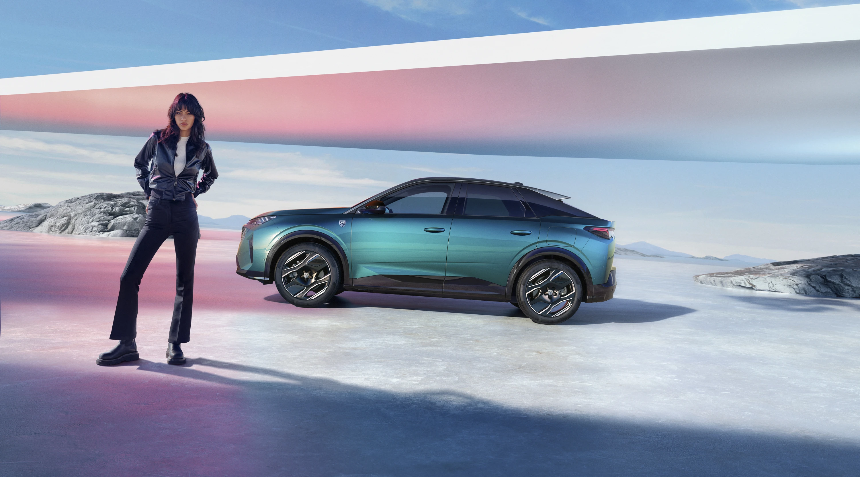 Peugeot E-3008 exterior view