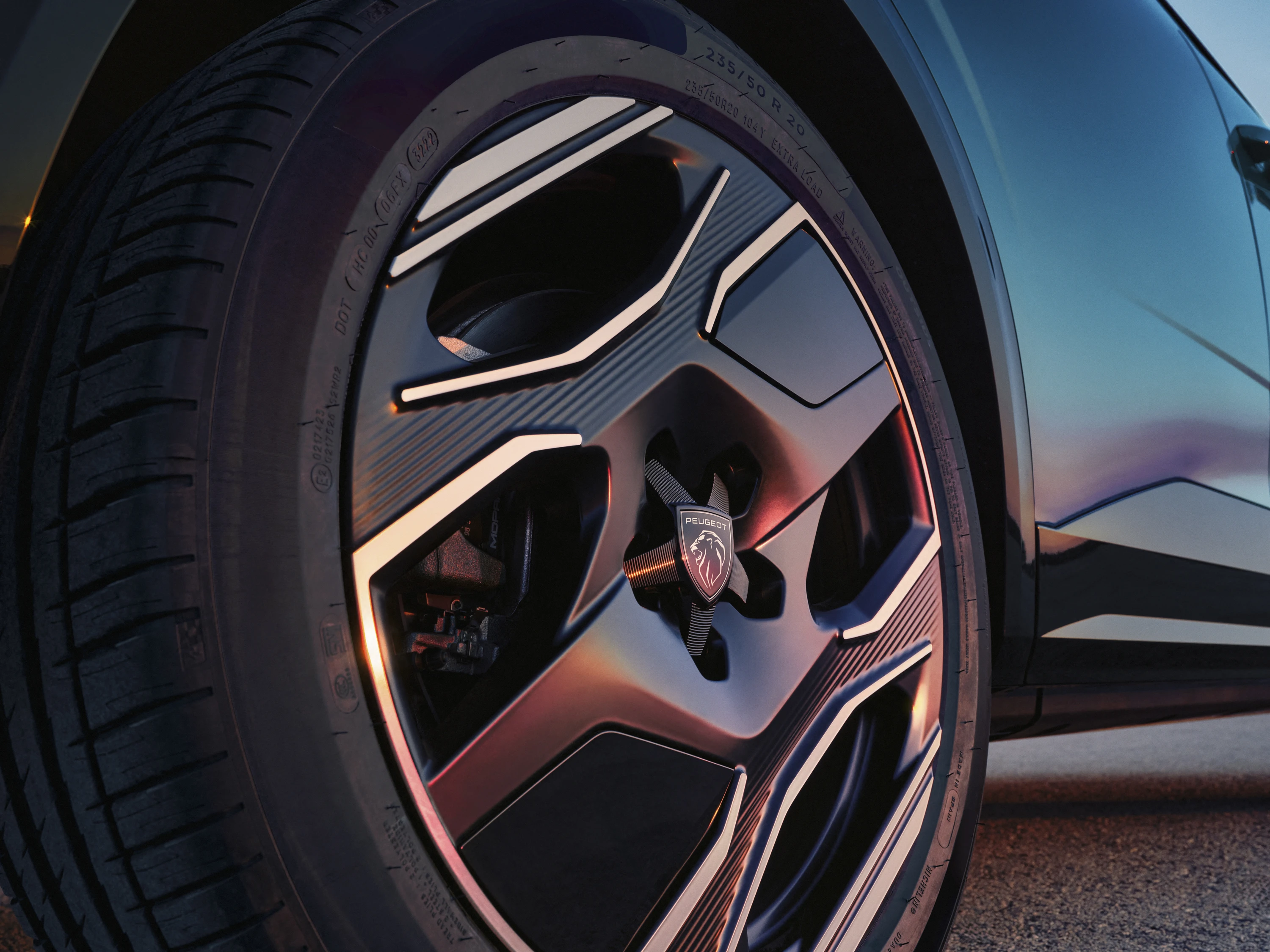 Peugeot E-3008 wheels view