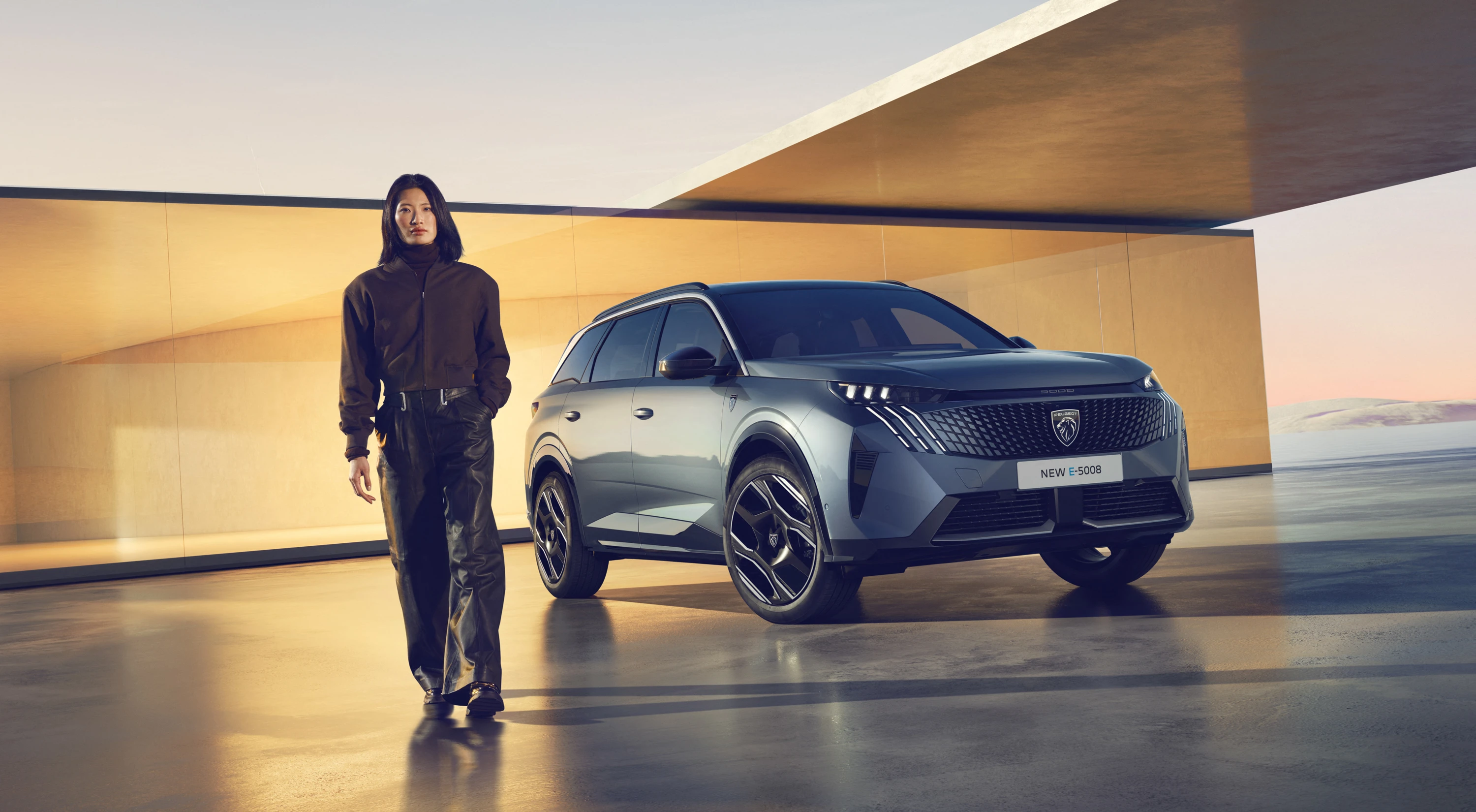 Peugeot E-5008 exterior view