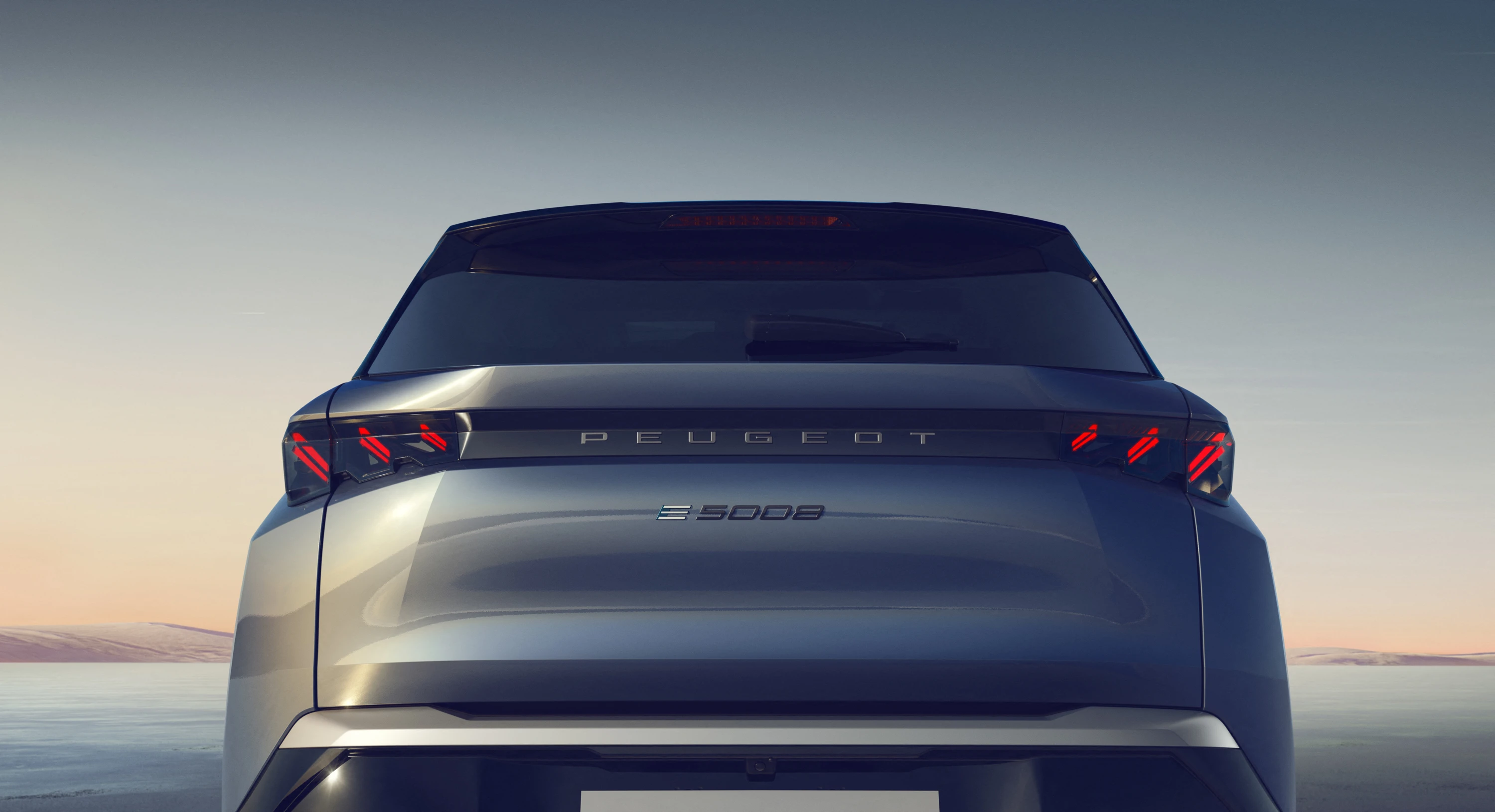 Peugeot E-5008 exterior view