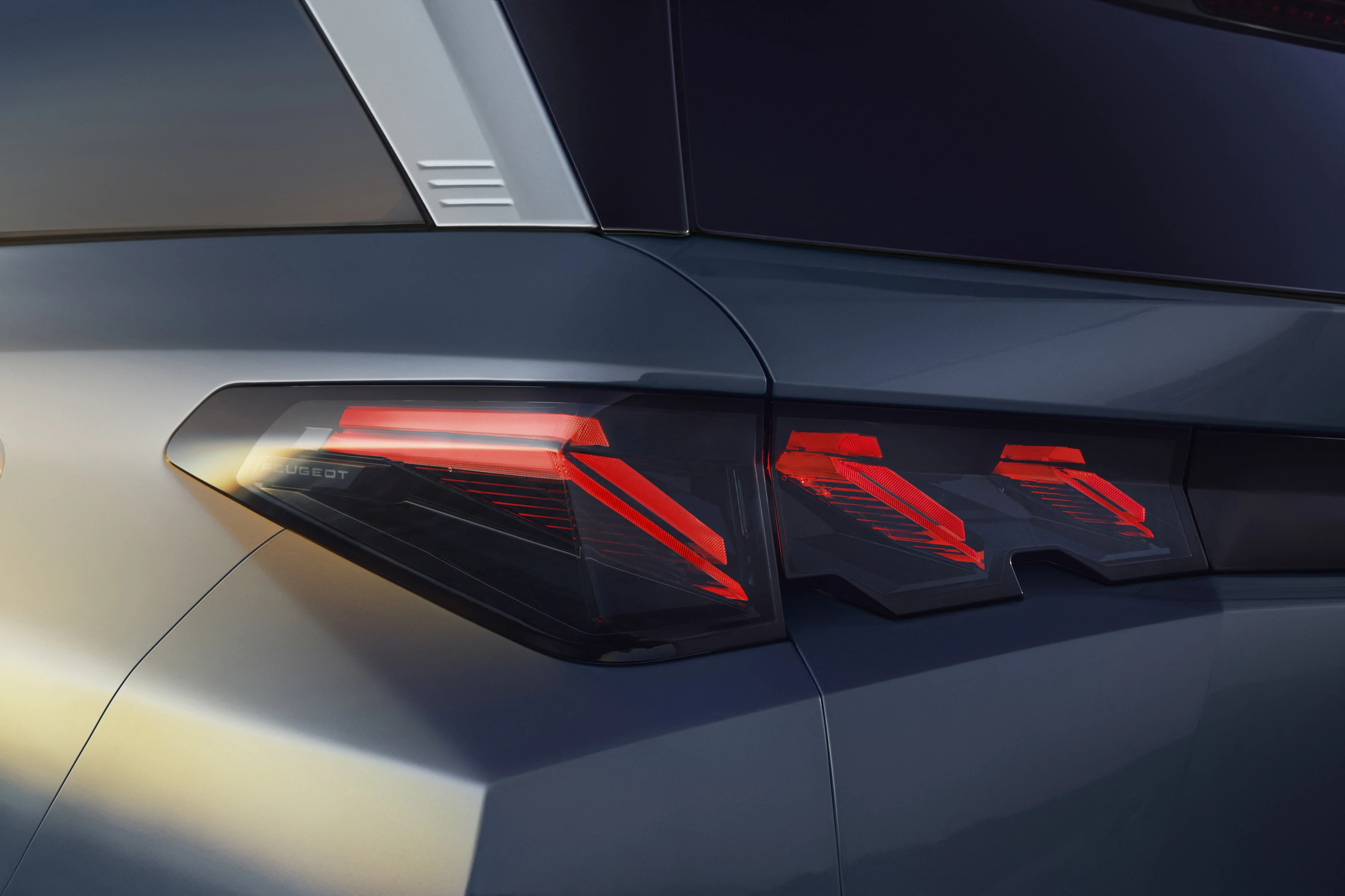 Peugeot E-5008 rearlights view