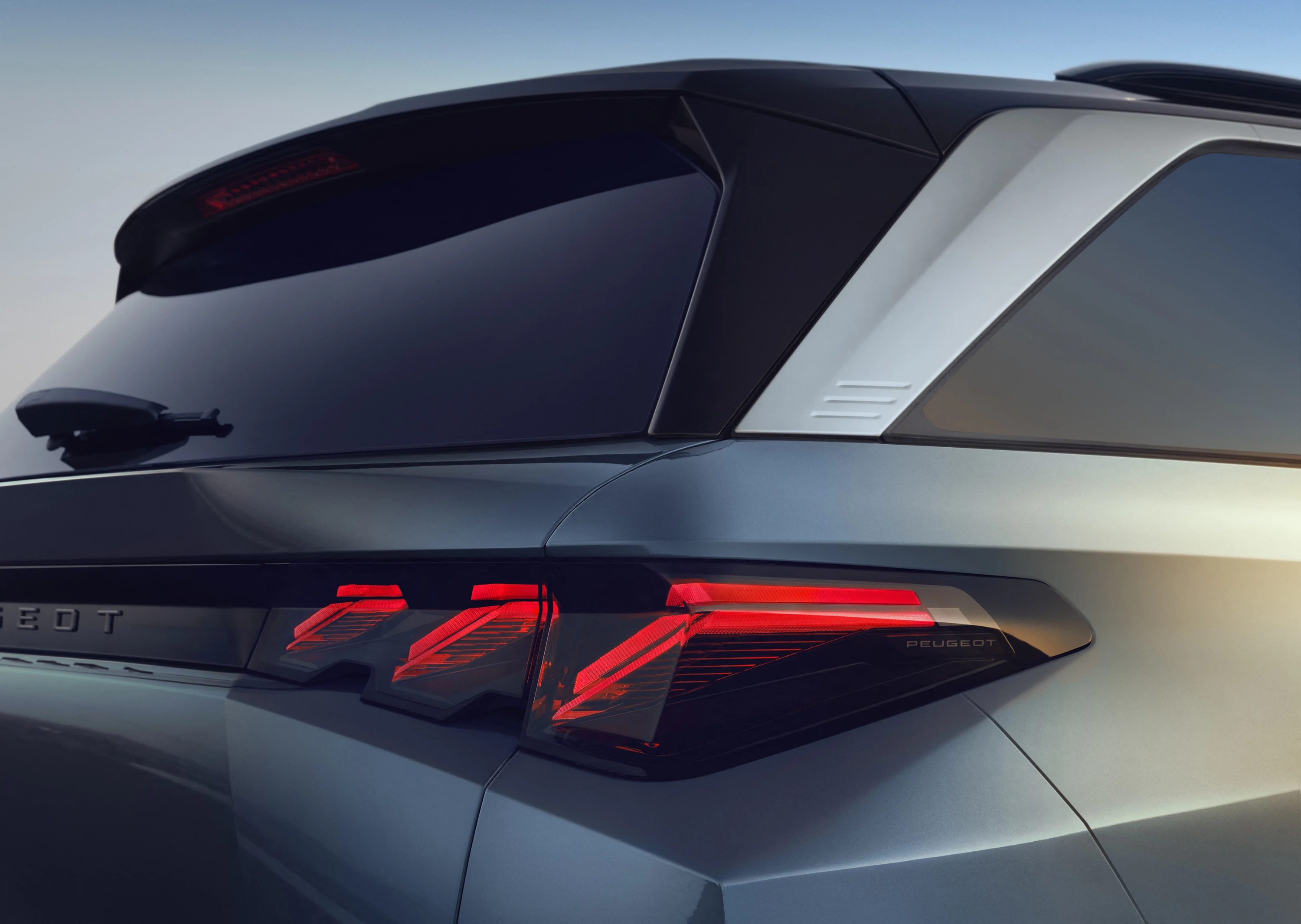 Peugeot E-5008 rearlights view