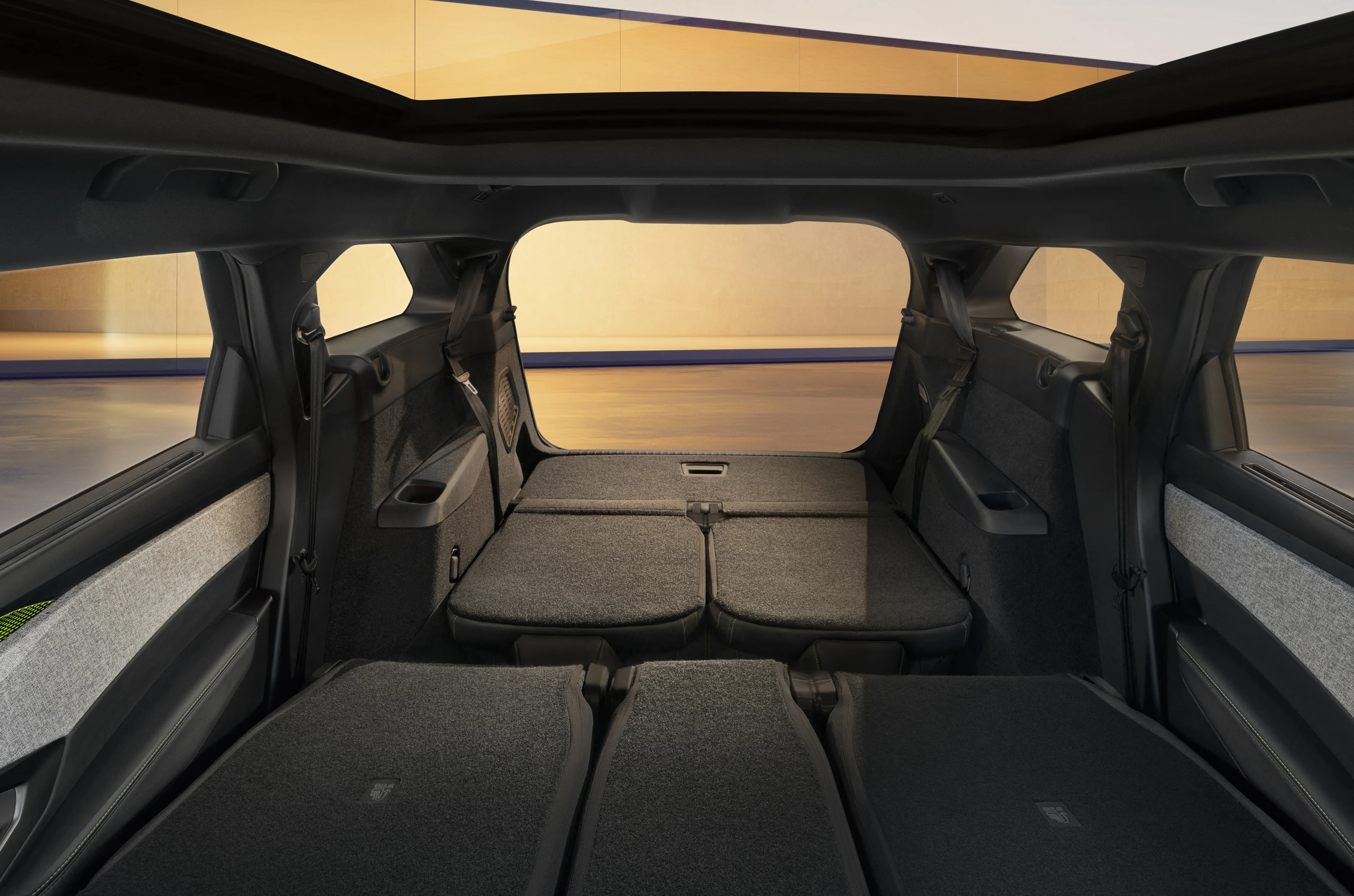 Peugeot E-5008 trunk view