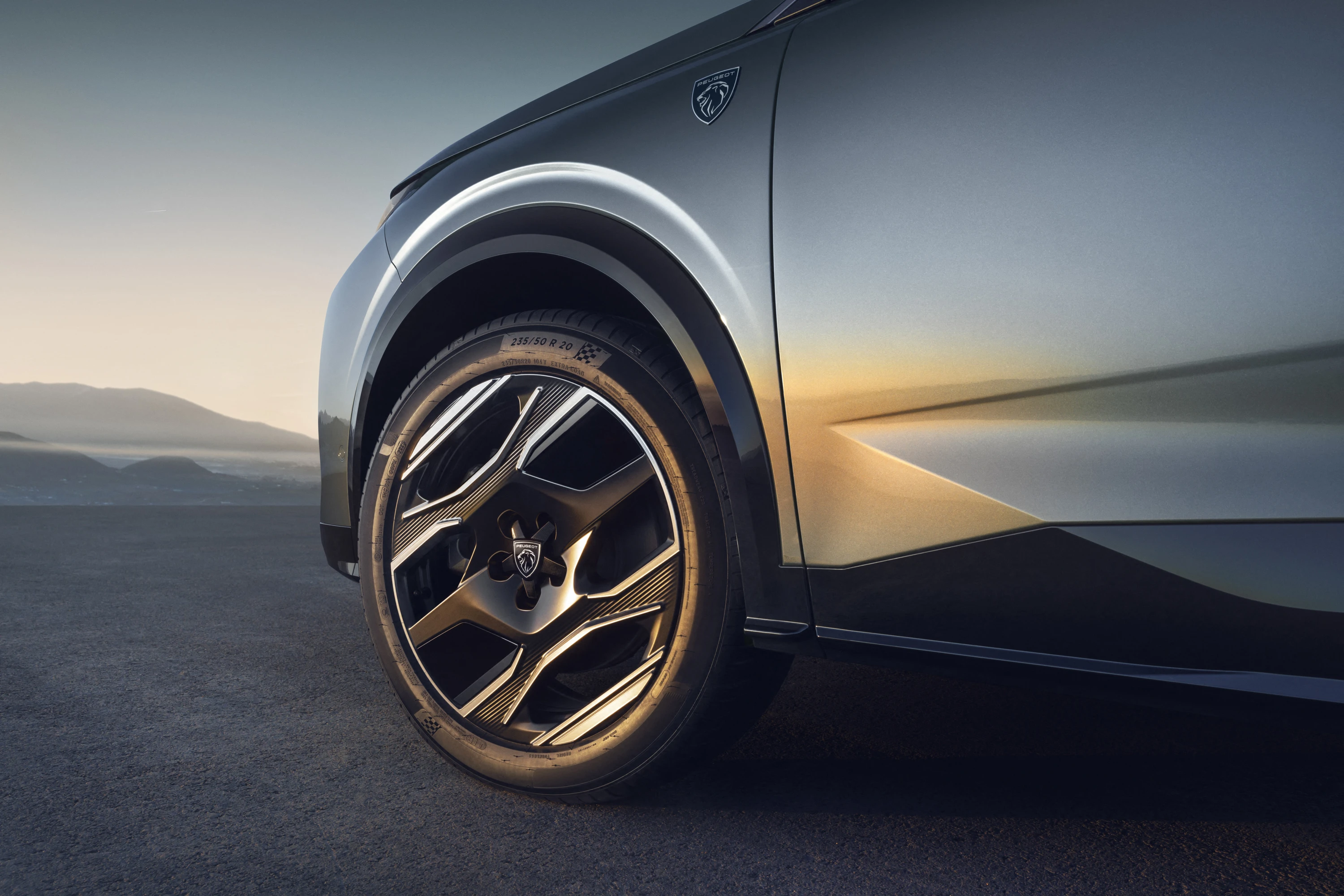 Peugeot E-5008 wheels view