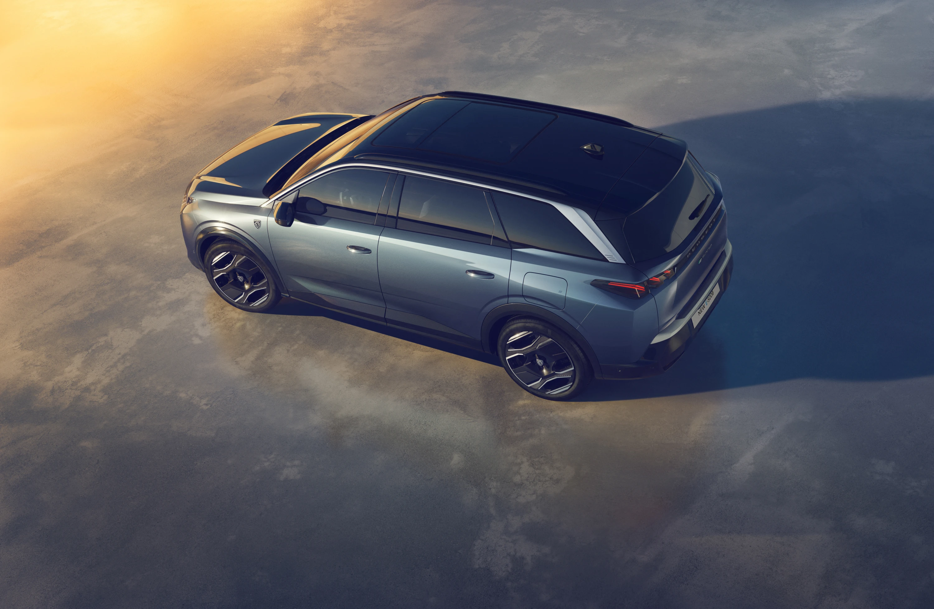 Peugeot E-5008 Long Range exterior view