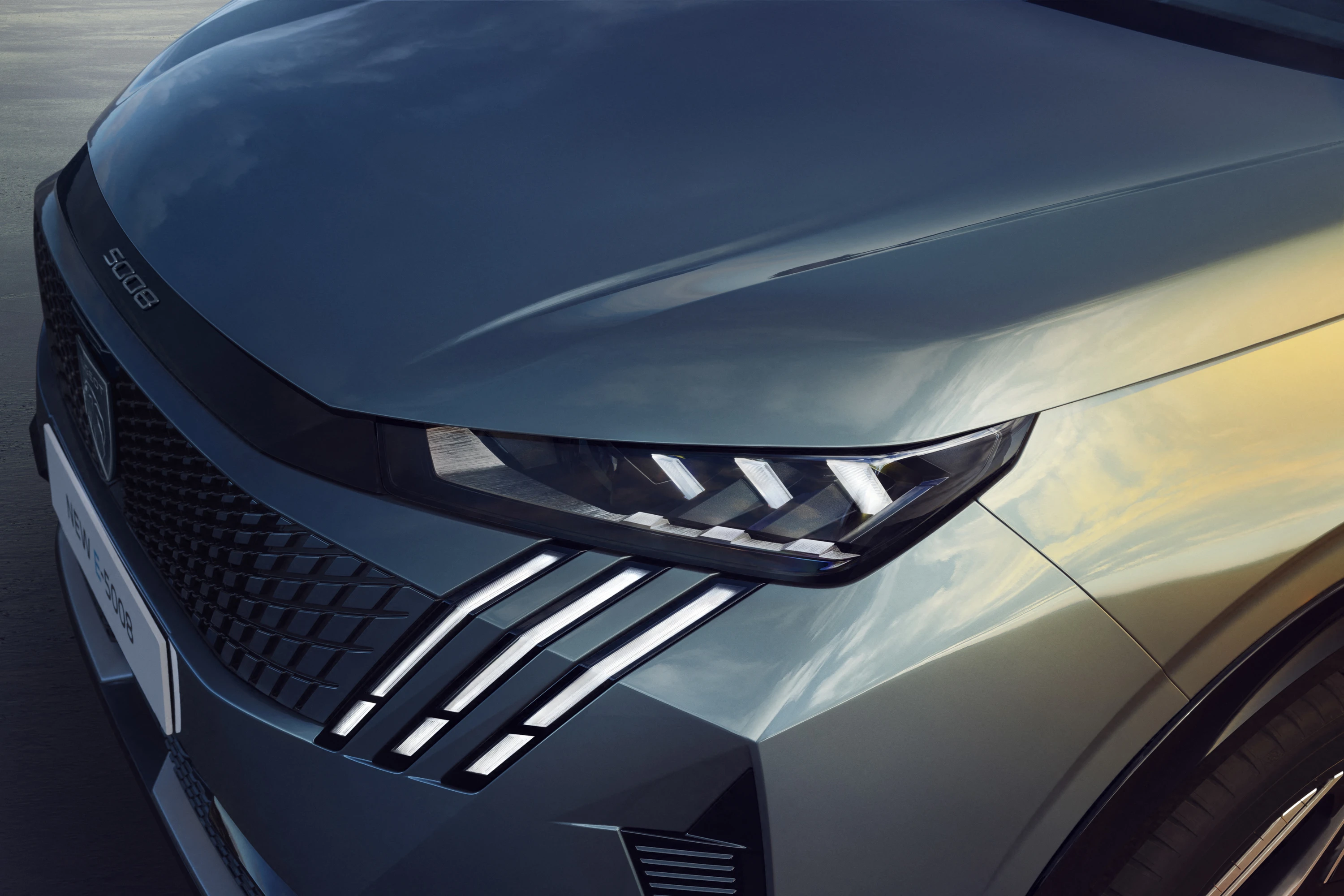 Peugeot E-5008 Long Range headlights view