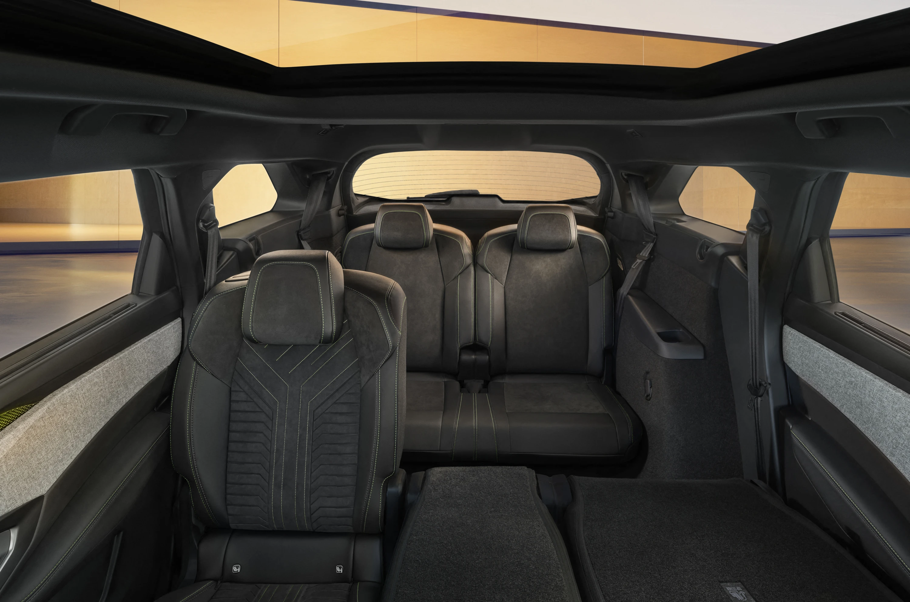 Peugeot E-5008 Long Range trunk view