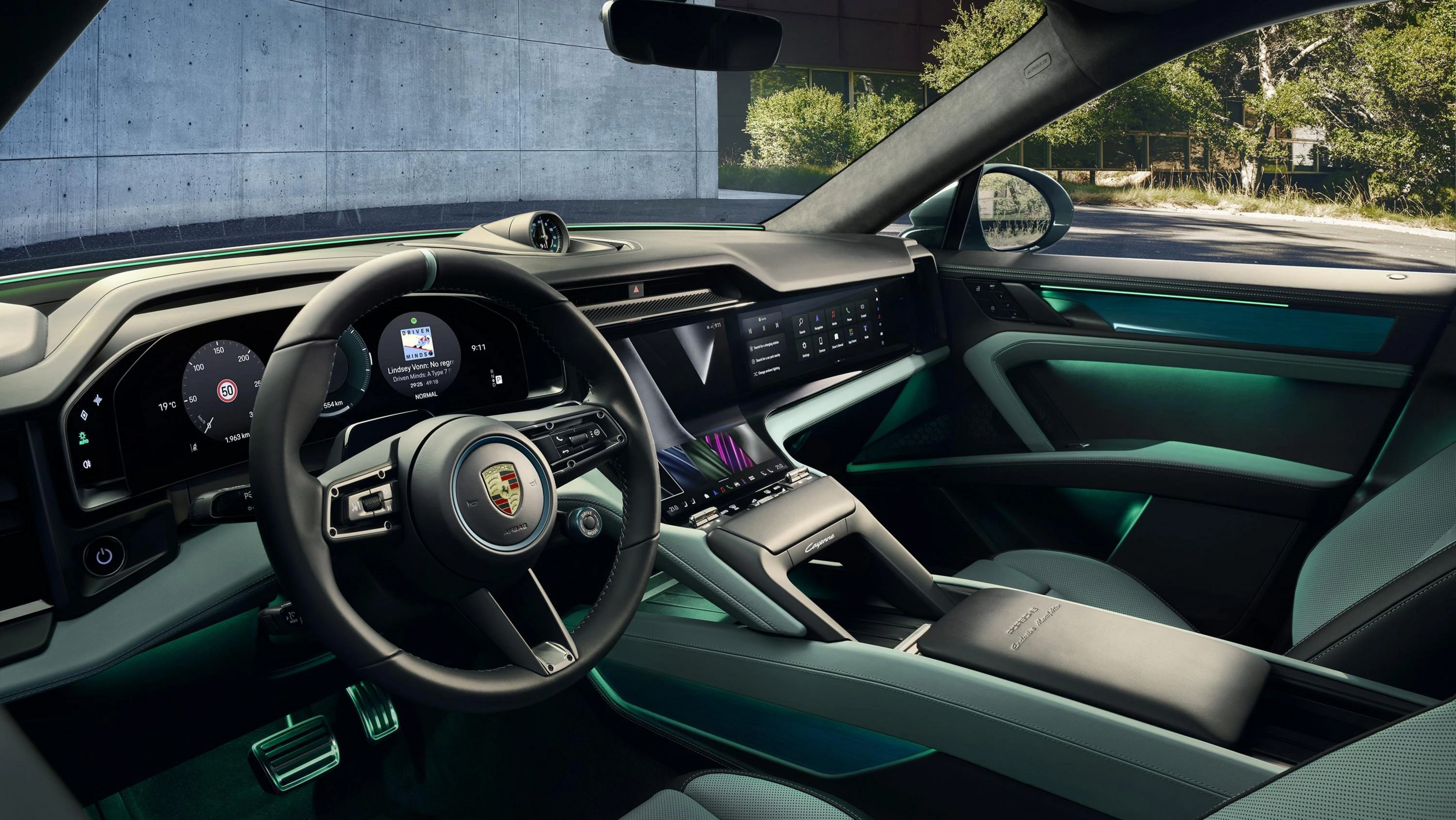 Porsche Cayenne S screens view